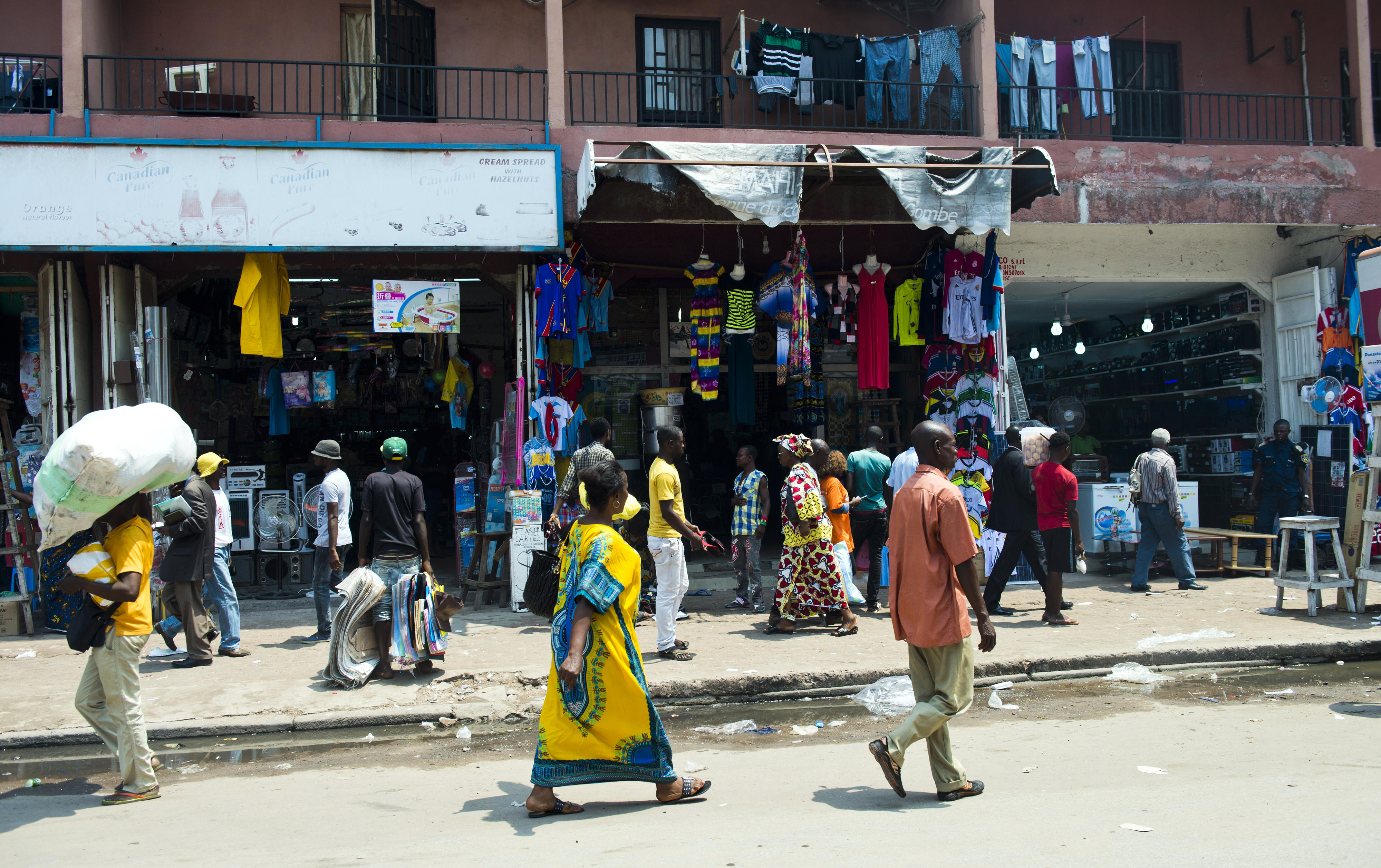 Straßenszene in Kinshasa, Demokratische Republik Kongo