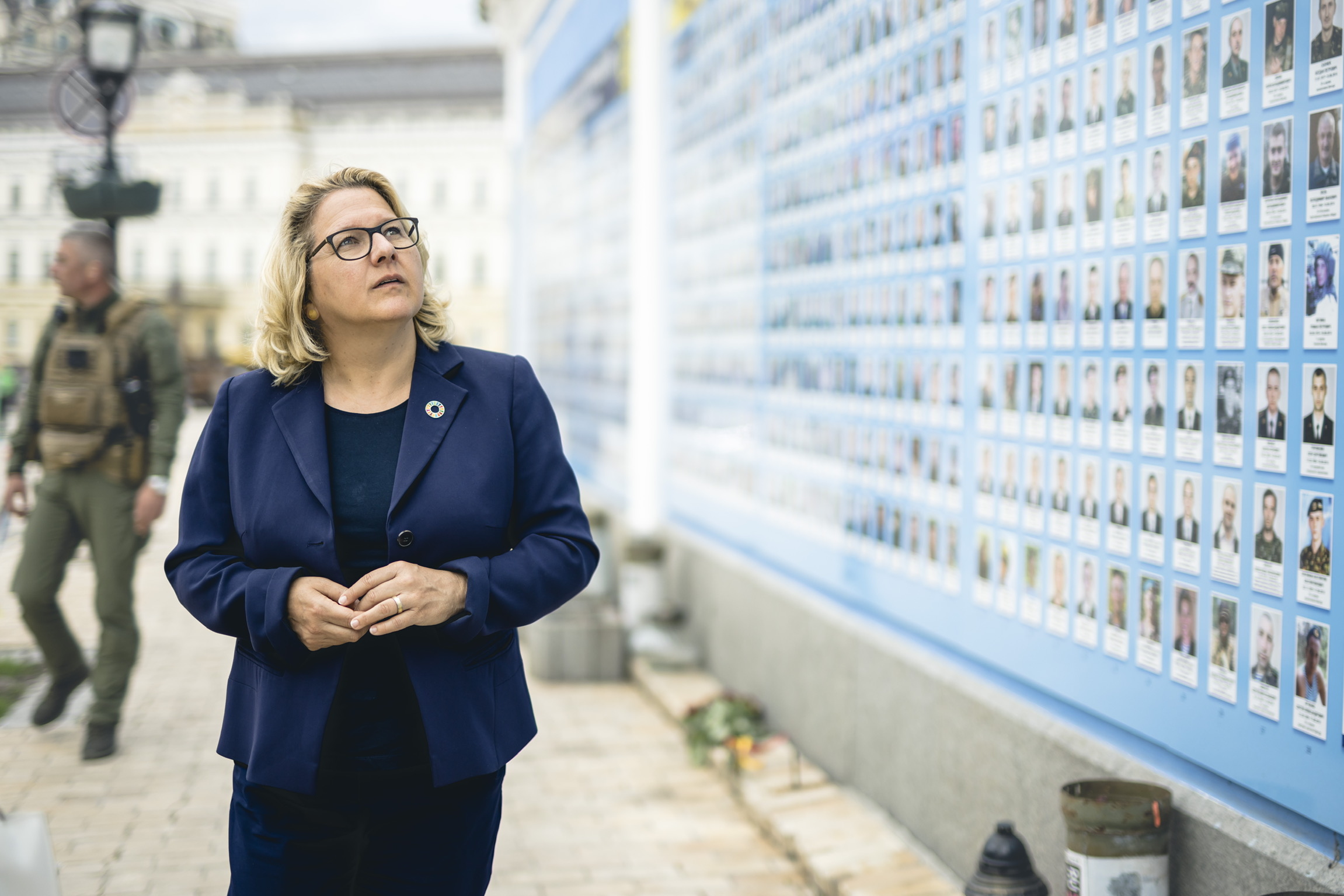 Bundesentwicklungsministerin Svenja Schulze  besucht die Mauer der Erinnerung an die im Krieg gegen Russland gefallenen Soldaten in Kiew.