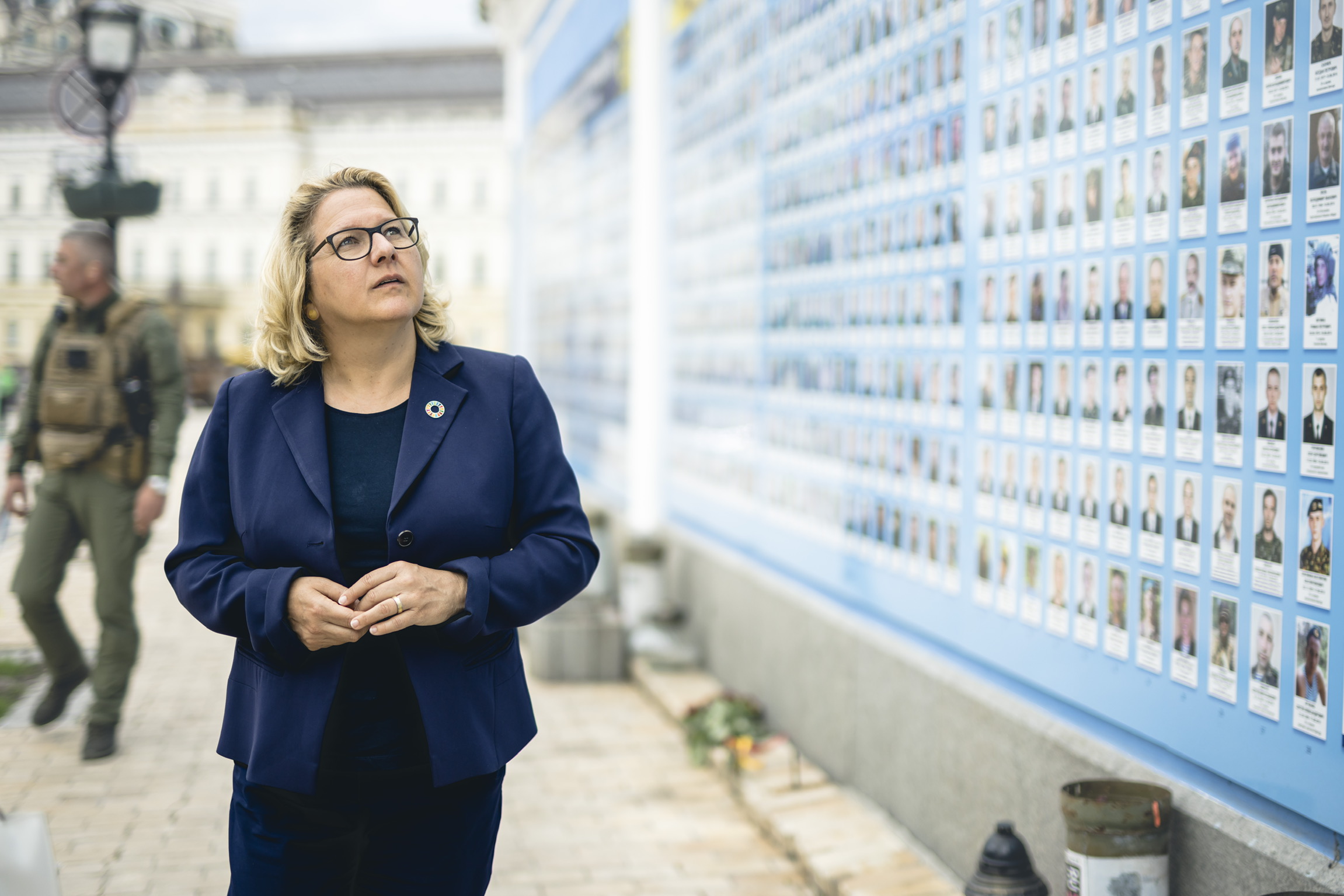 Bundesentwicklungsministerin Svenja Schulze  besucht die Mauer der Erinnerung an die im Krieg gegen Russland gefallenen Soldaten in Kyjiw.