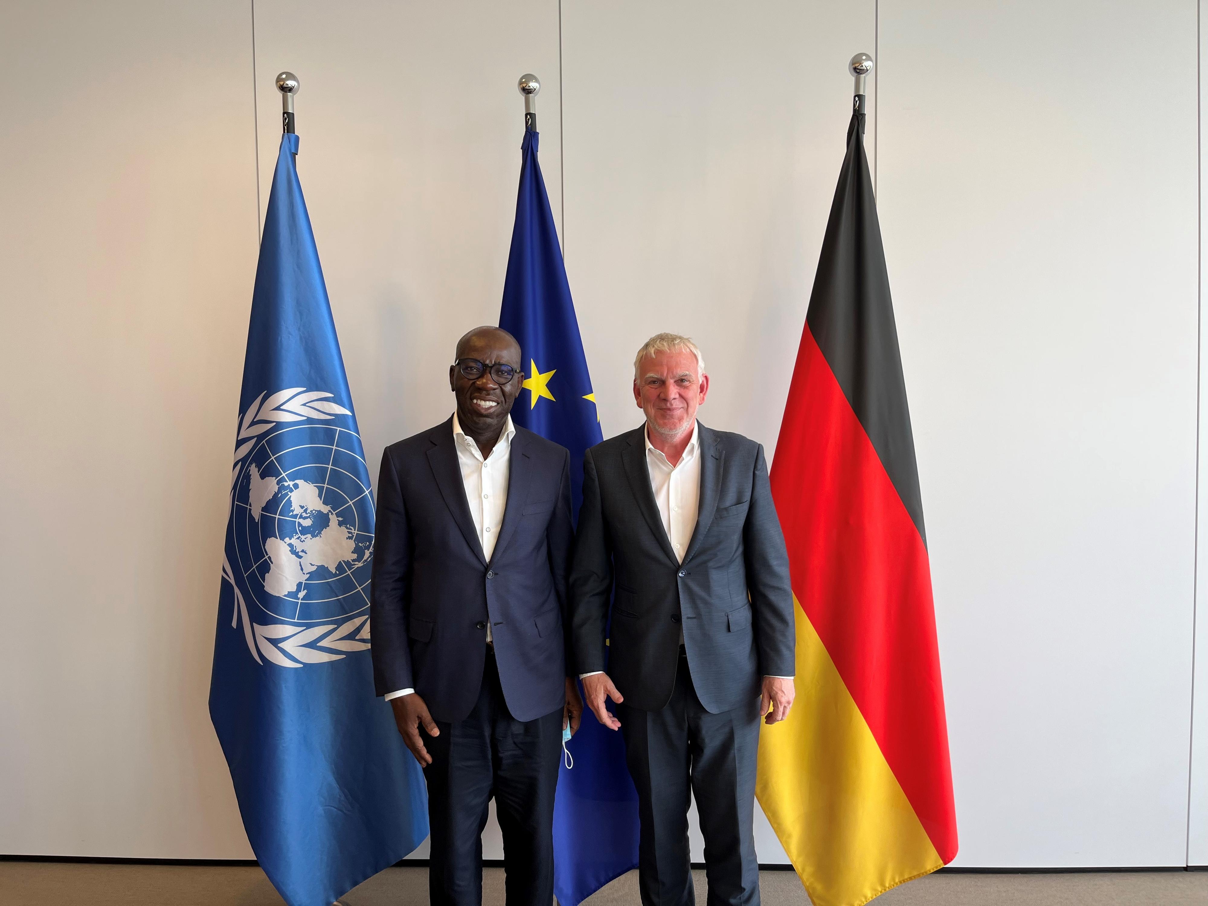 Staatssekretär Jochen Flasbarth (links) mit Godwin Obaseki, Gouverneur des nigerianischen Bundesstaates Edo