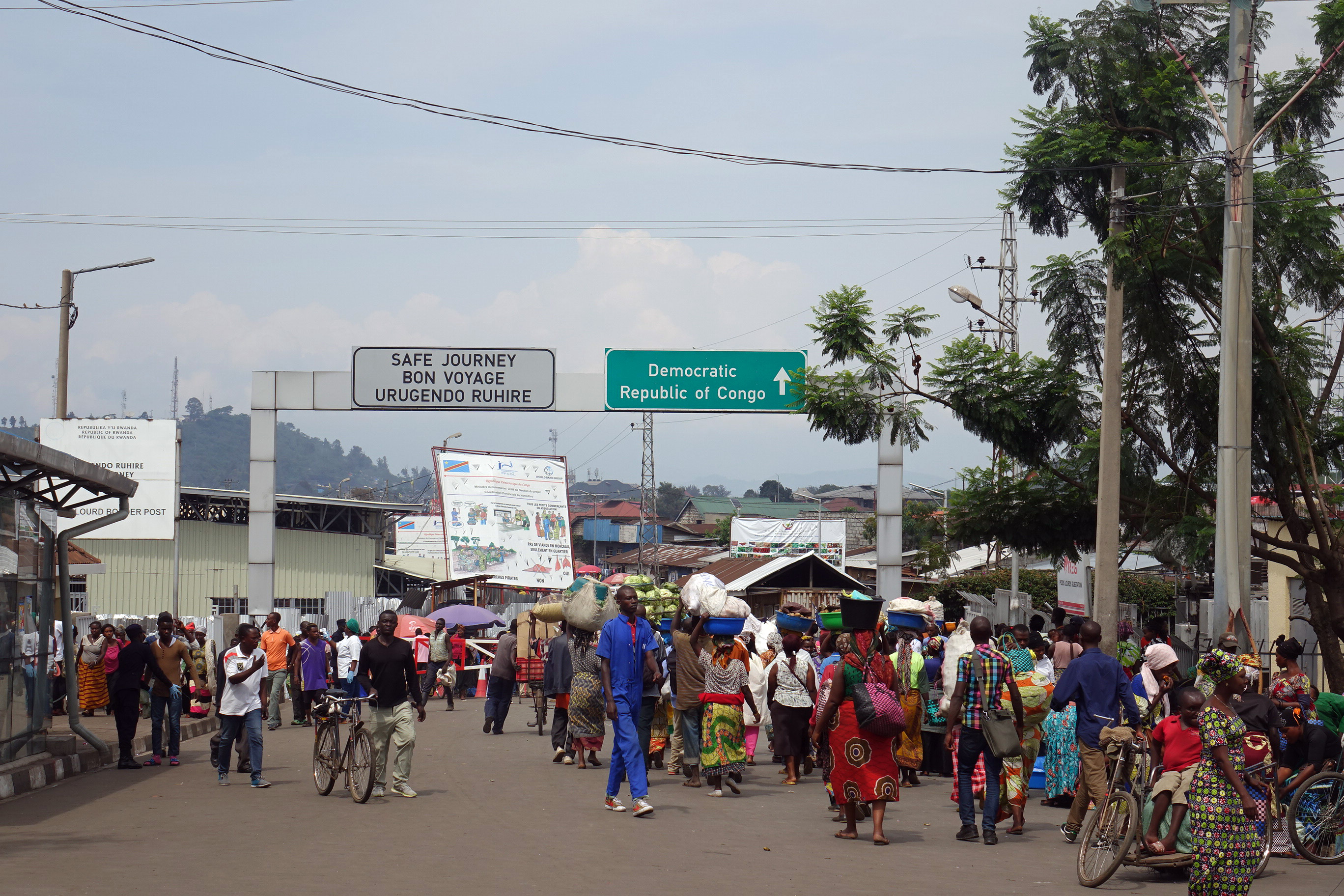 At the Petite Barrière border crossing between Rwanda and the Democratic Republic of Congo, there is a lively cross-border trade exchange.