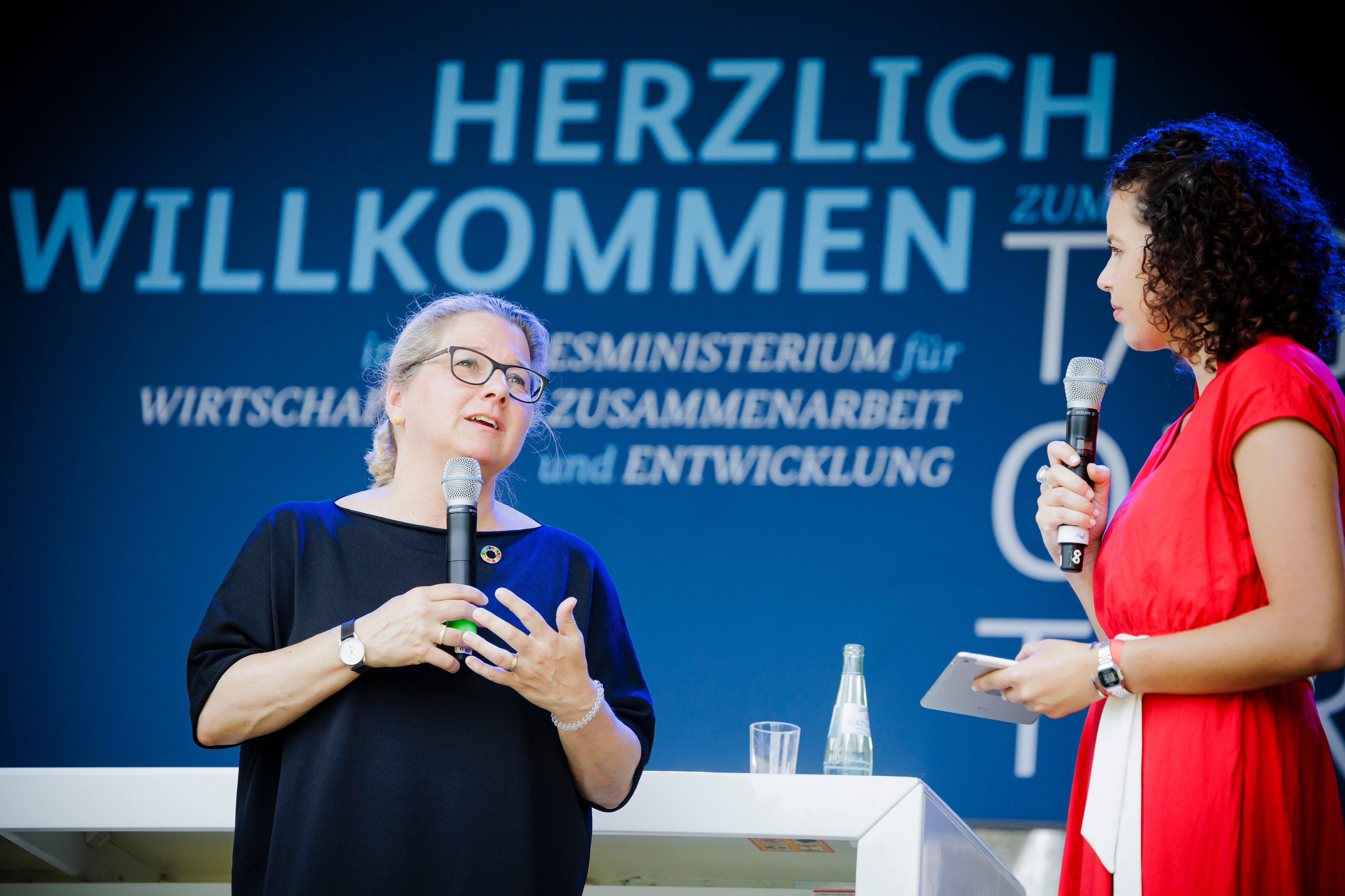 Tag der offenen Tür im BMZ im Juni 2022: Bundesentwicklungsministerin Svenja Schulze spricht mit Moderatorin Katie Gallus zur aktuellen Situation in der Ukraine und wie drohende Hungerkrisen in Entwicklungs- und Schwellenländer verhindert werden können. 