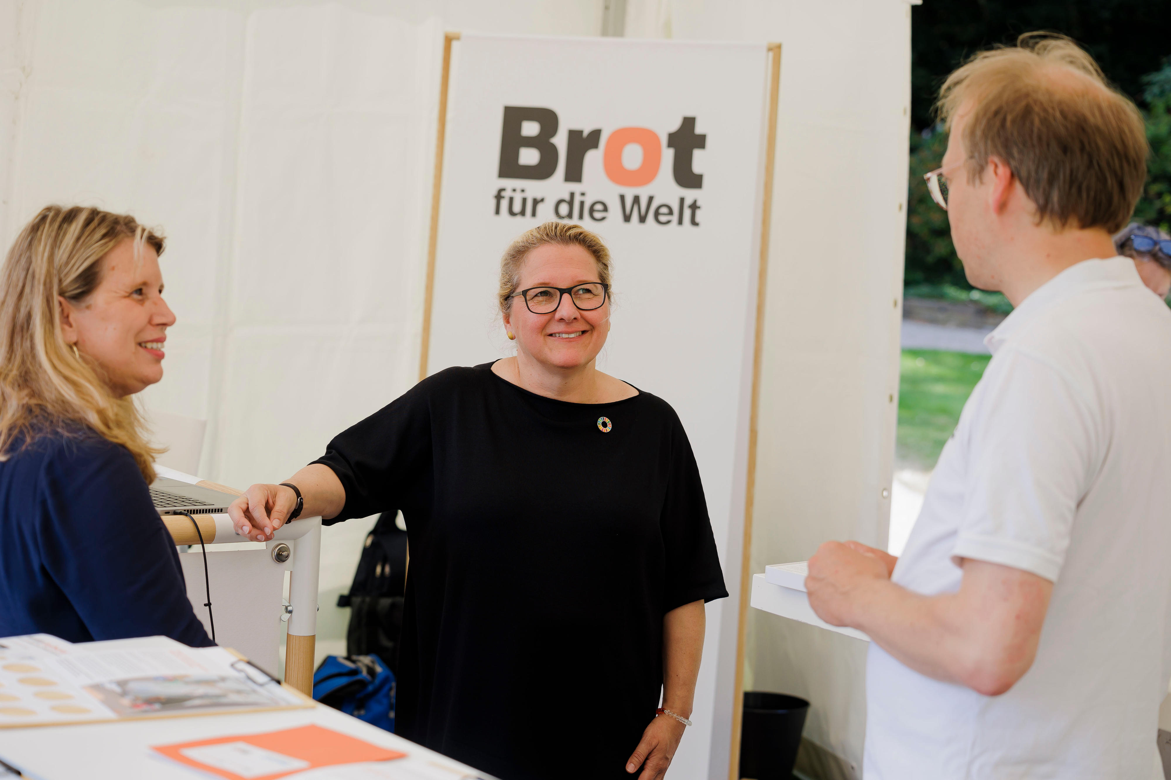 Gemeinsam gegen Armut und Hunger. Svenja Schulze spricht 2022 mit Brot für die Welt über Lösungen für nachhaltige Ernährungssysteme. 