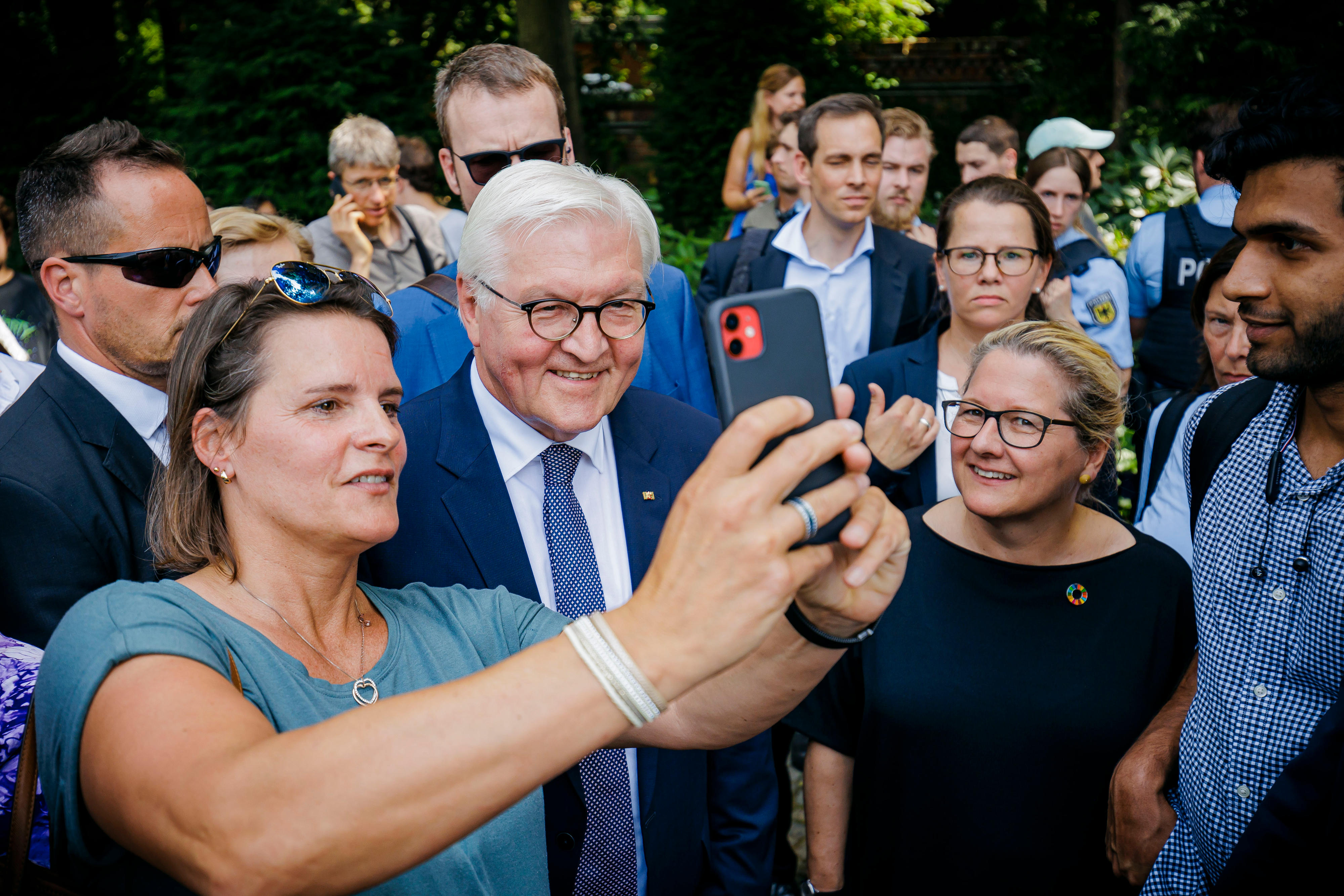 Bundesentwicklungsministerin Svenja Schulze begrüßt Bundespräsident Frank-Walter Steinmeier auf dem Gelände des ehemaligen Kanzleramts in Bonn. 