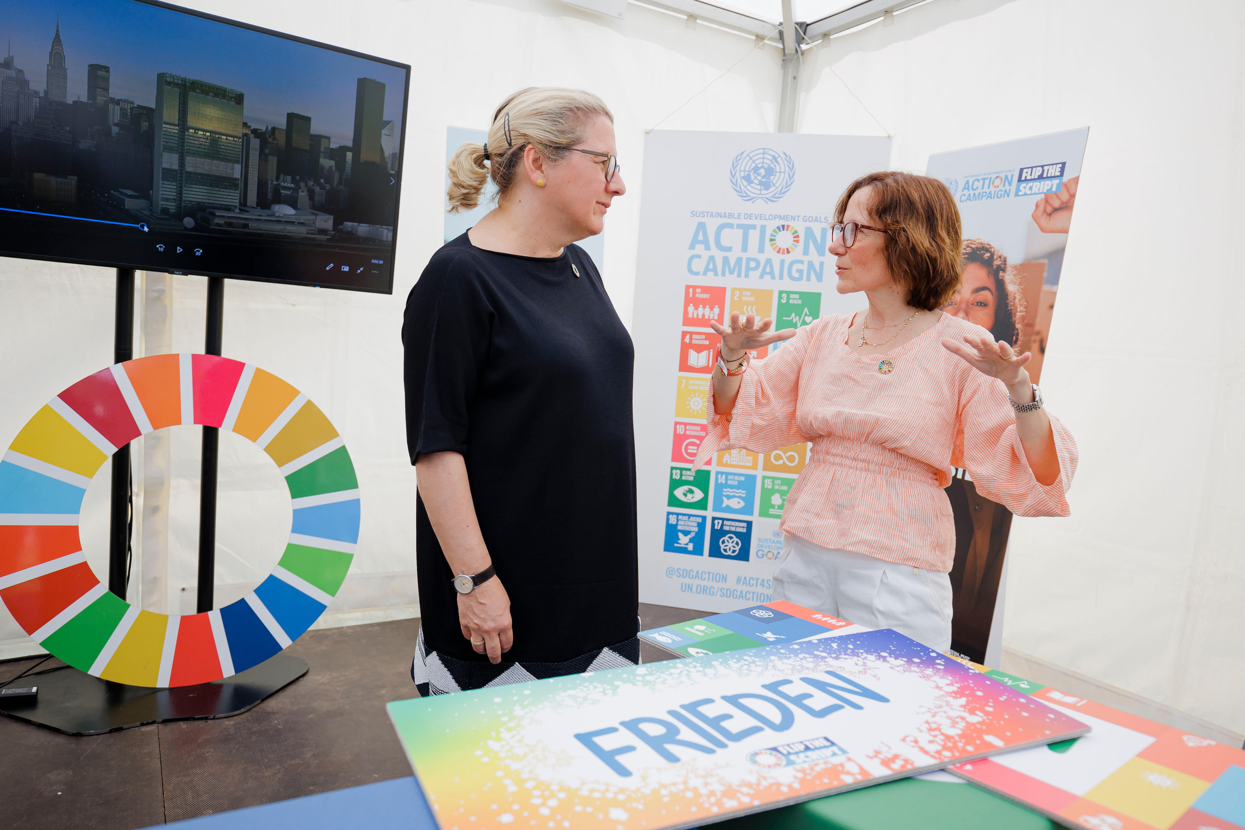 Multilaterale Zusammenarbeit stärken und die SDGs bekannter machen: Bundesentwicklungsministerin Svenja Schulze im Gespräch mit Marina Ponti, Direktorin der UN SDG Action Campaign. 