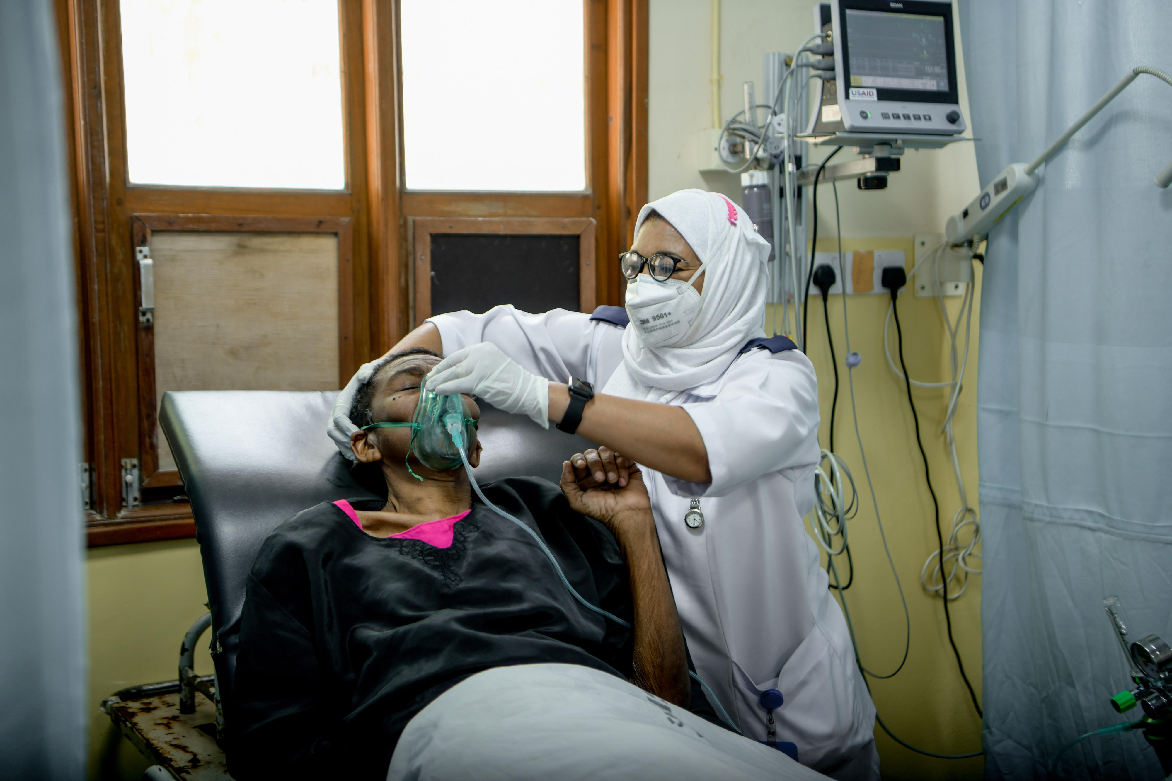 A patient suffering from Covid-19 in Tanzania is supplied with oxygen.