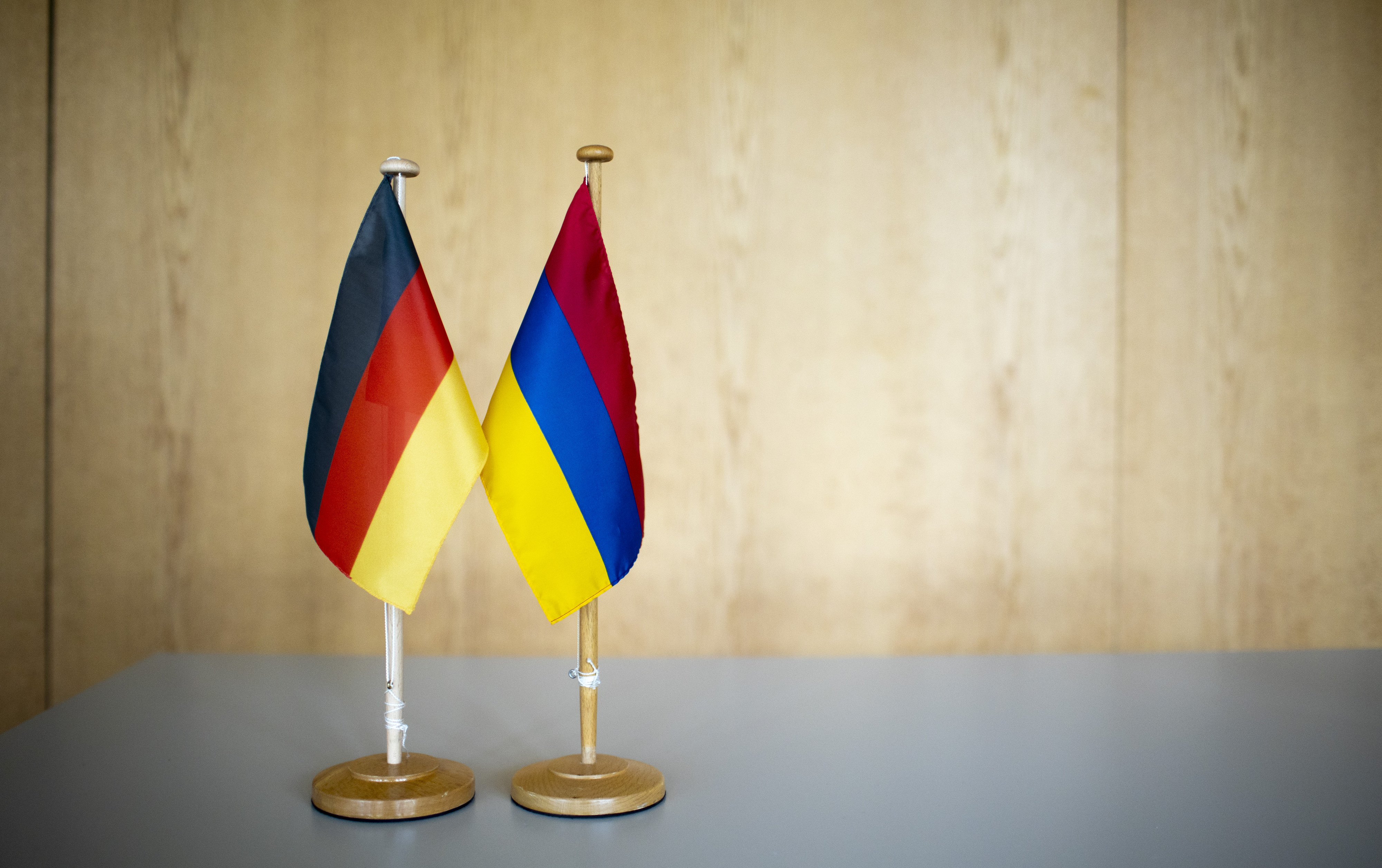 Flaggen von Deutschland und Armenien