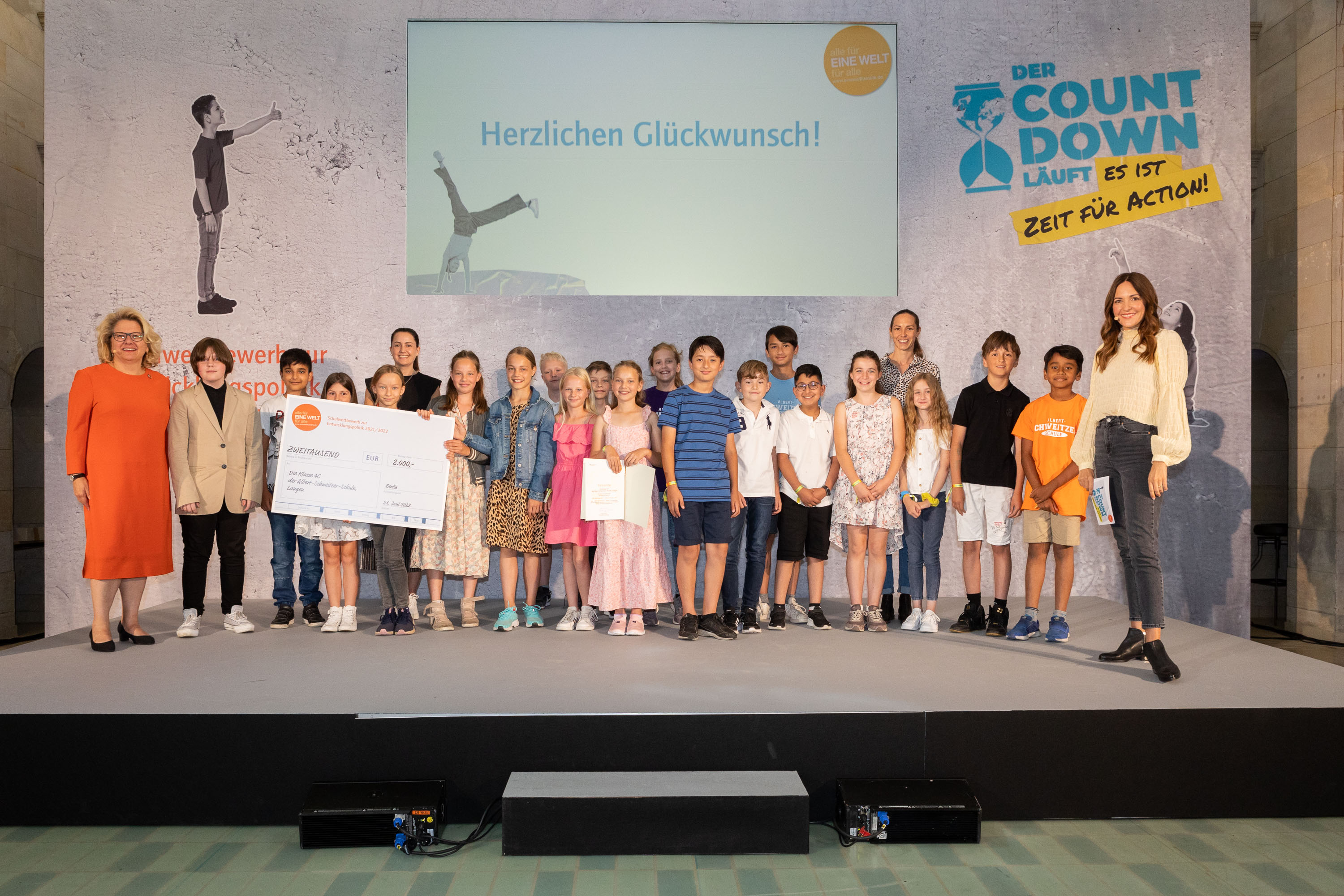 Gruppenbild von der Preisverleihung zum Schulwettbewerb zur Entwicklungspolitik am 21. Juni 2022 