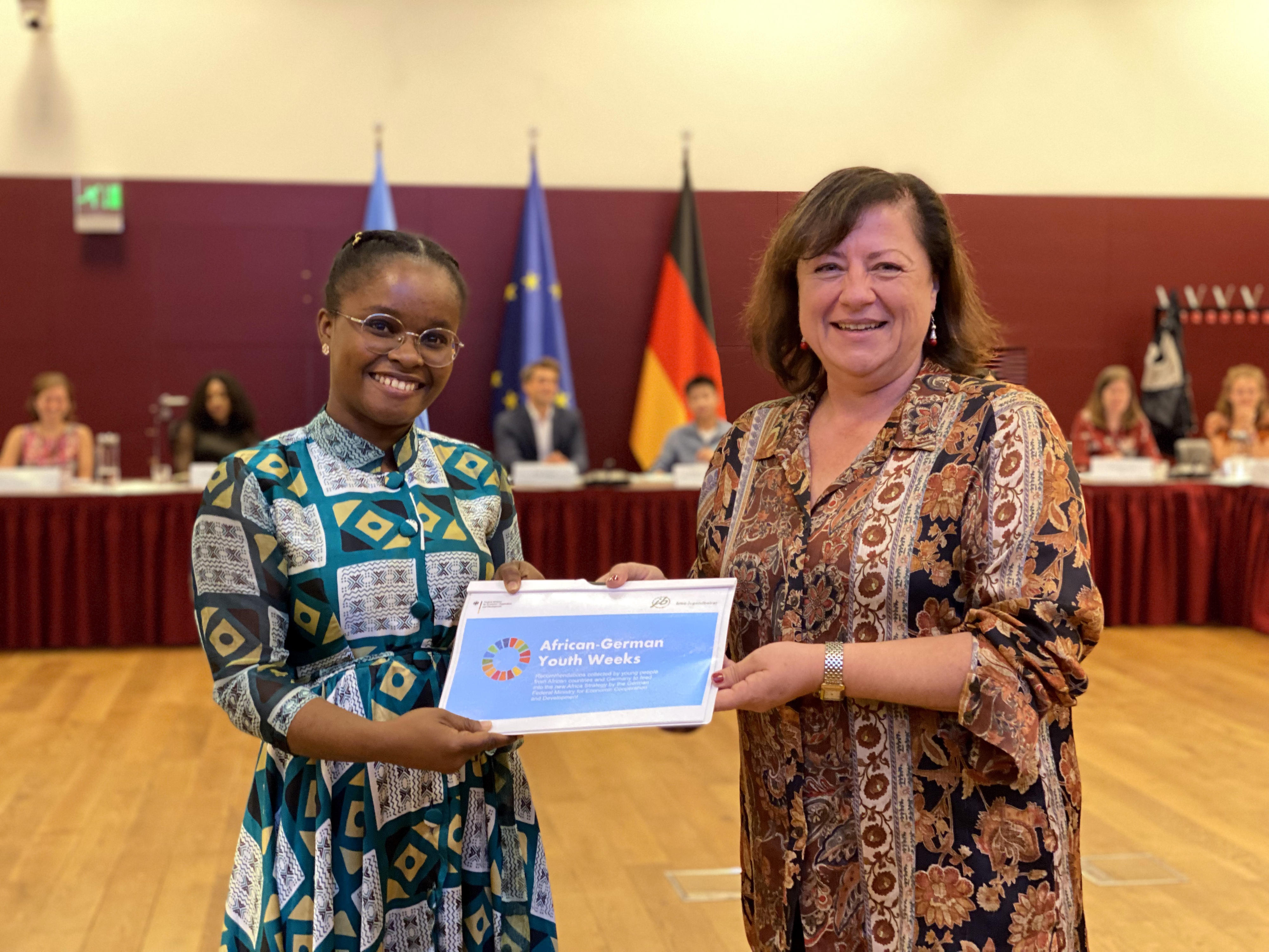 Dr. Bärbel Kofler, Parlamentarische Staatssekretärin im BMZ, nimmt die Empfehlungen der African-German Youth Weeks für die Zukunft der BMZ-Afrikapolitik entgegen.