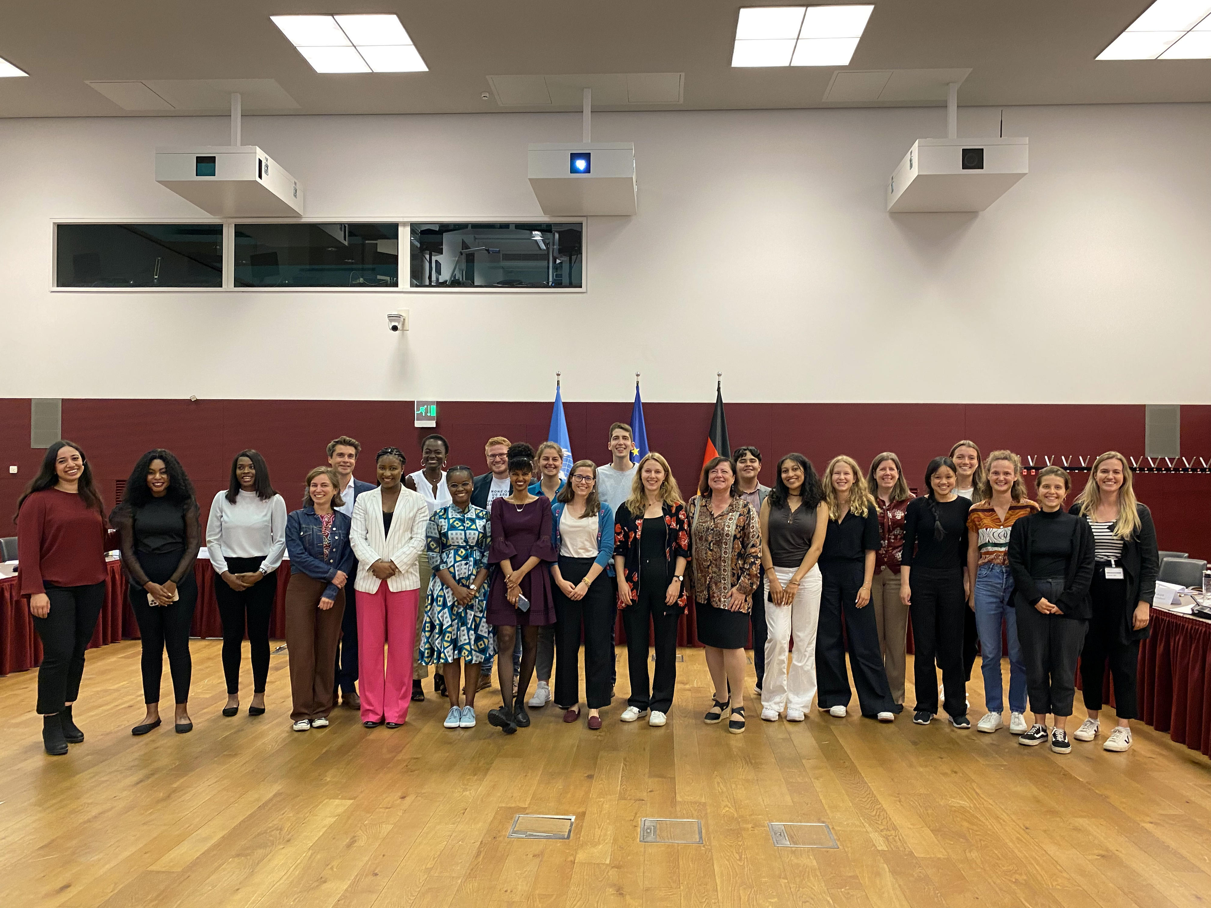 Gruppenbild vom Abschluss der African-German Youth Weeks im BMZ mit der Parlamentarischen Staatssekretärin Dr. Bärbel Kofler