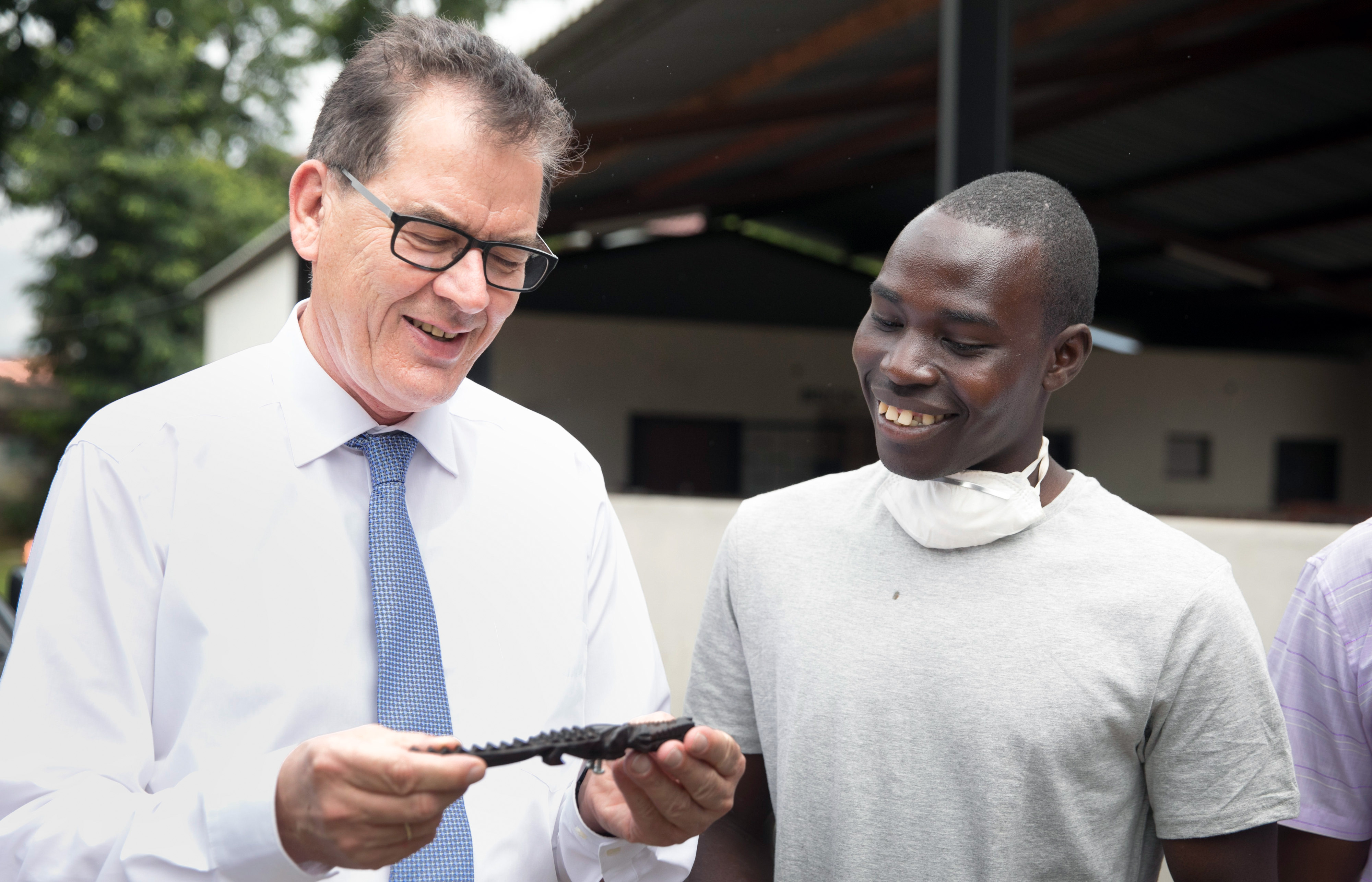Bundesentwicklungsminister Gerd Müller im Januar 2019 beim Besuch eines Berufsbildungs-Kooperationsvorhabens zwischen der Handwerkskammer Rhein-Main und dem sambischen Bauverband