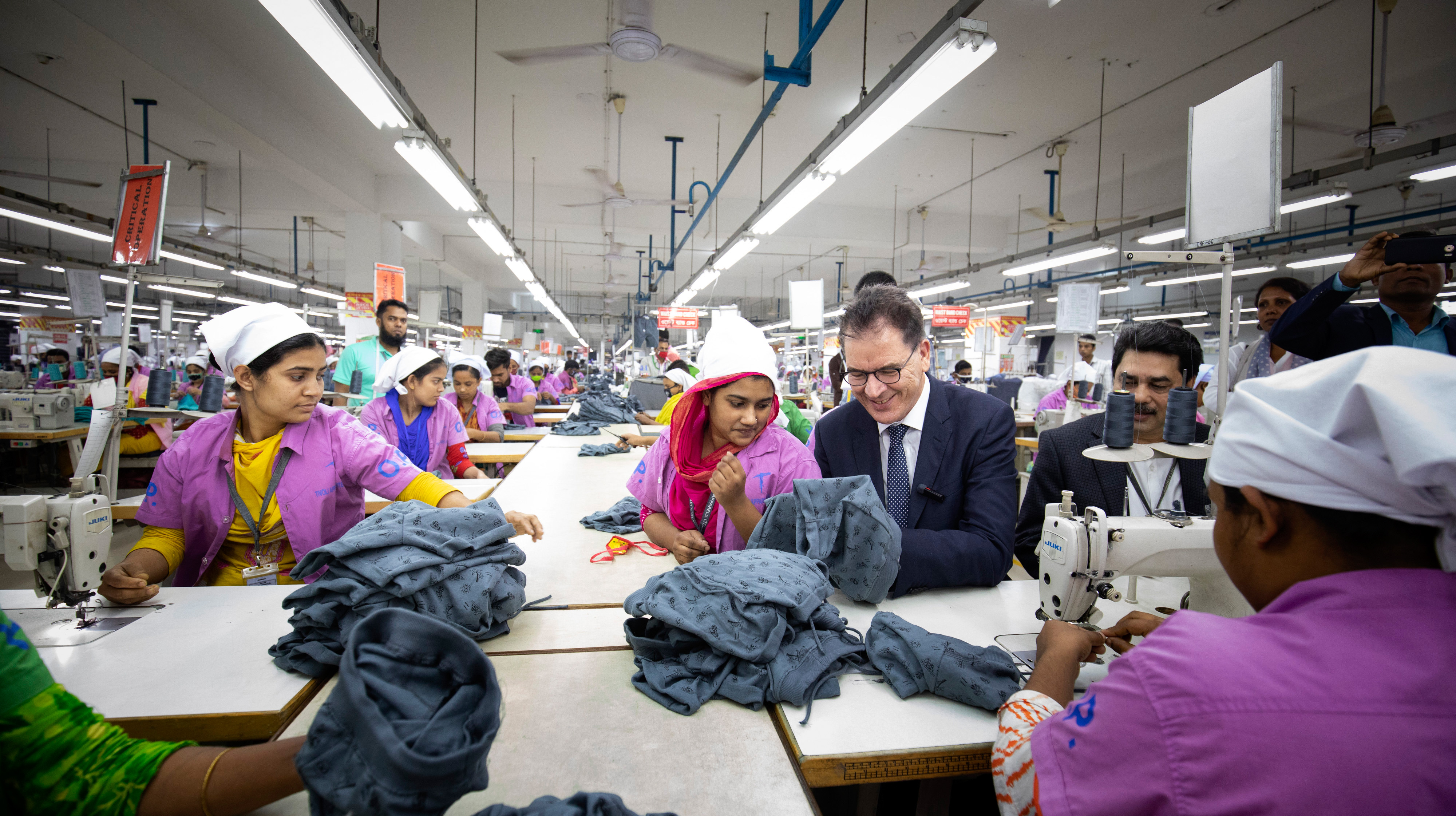 Bundesentwicklungsminister Gerd Müller am 25. Februar 2020 beim Besuch der Textilfabrik Tivoli Apparels Ltd. in Dhaka, Bangladesch