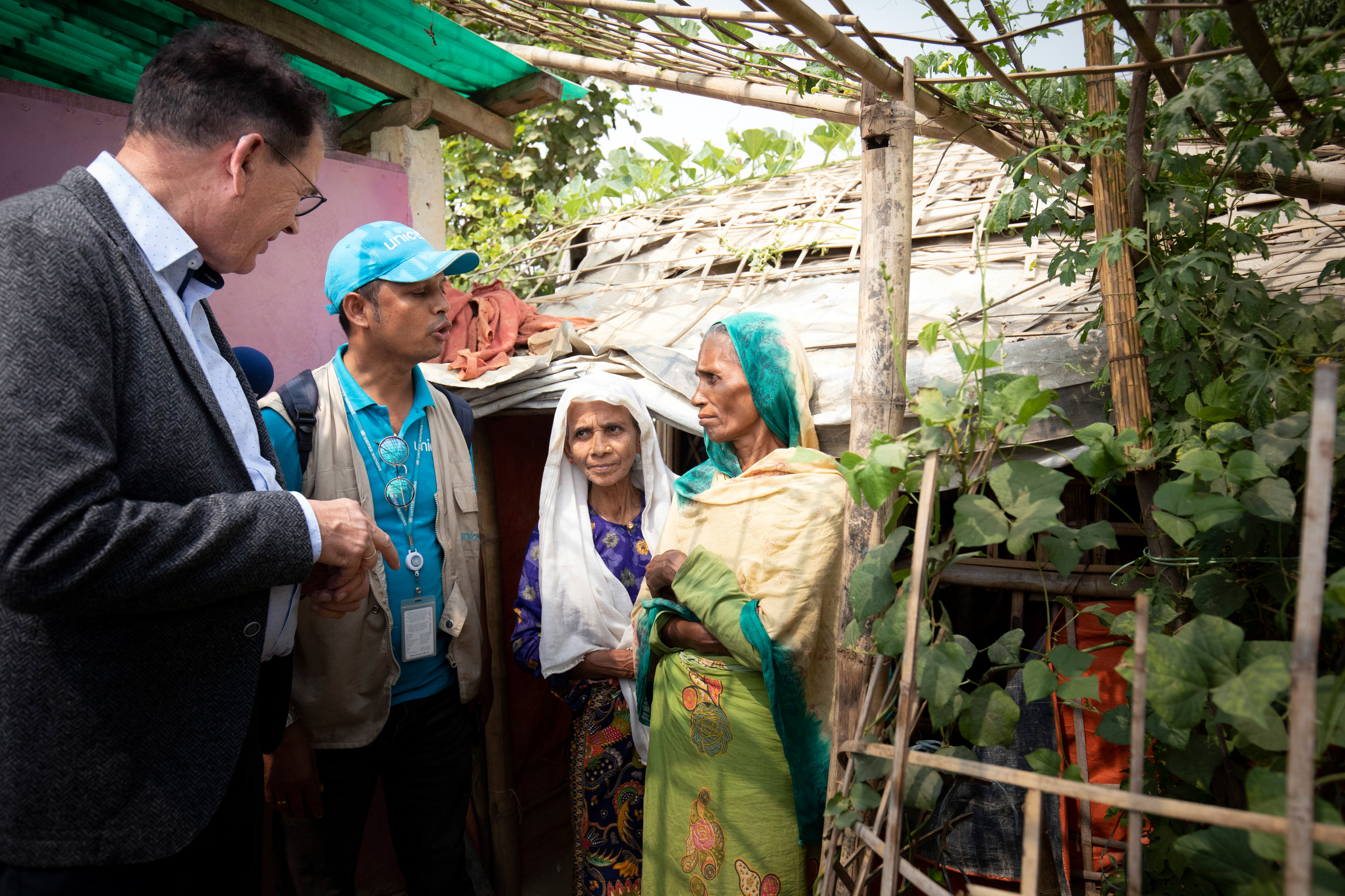 Bundesentwicklungsminister Gerd Müller beim Besuch des Flüchtlingslagers Kutupalong in Cox Bazar, Bangladesch. Dort leben rund 800.000 Mitglieder der Rohingya, die aus Myanmar geflohen sind oder vertrieben wurden.