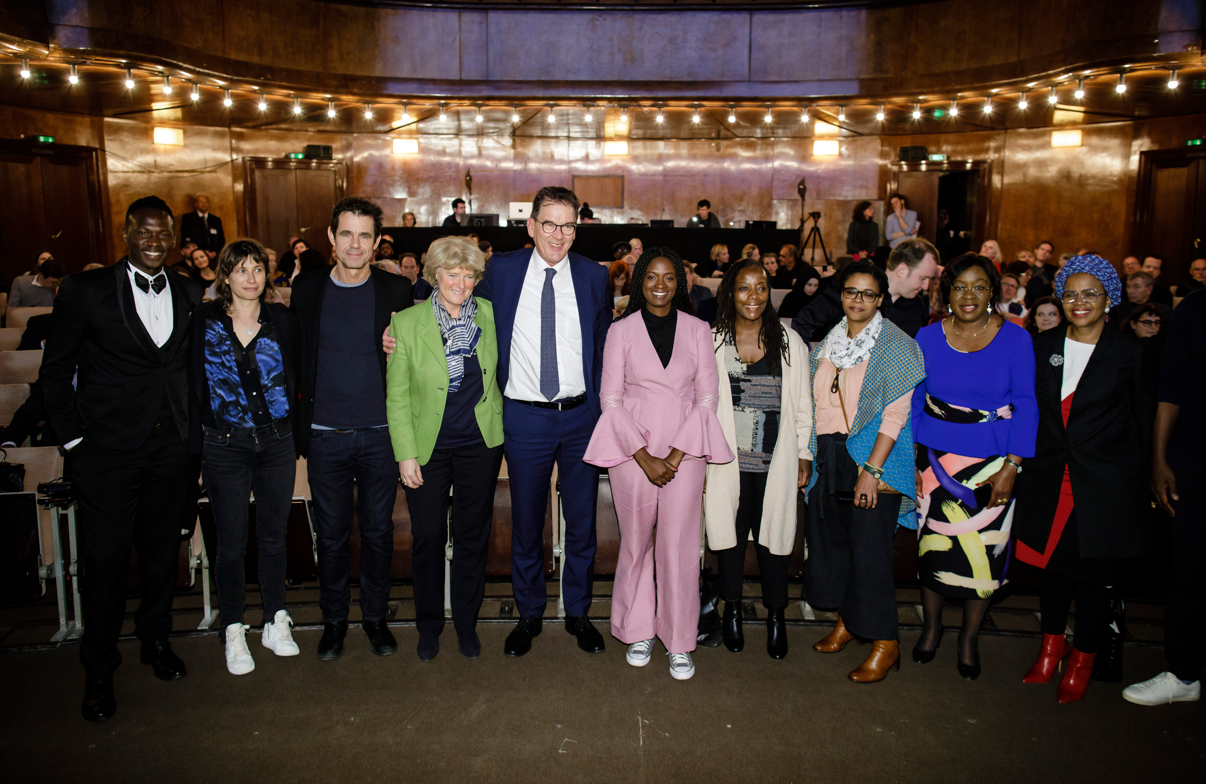 Bundesminister Gerd Müller und Kulturstaatsministerin Monika Grütters mit den Expertinnen und Experten zum Thema Afrikas "Kreativität – Afrikas Reichtum: Zukunftsmarkt Kultur"