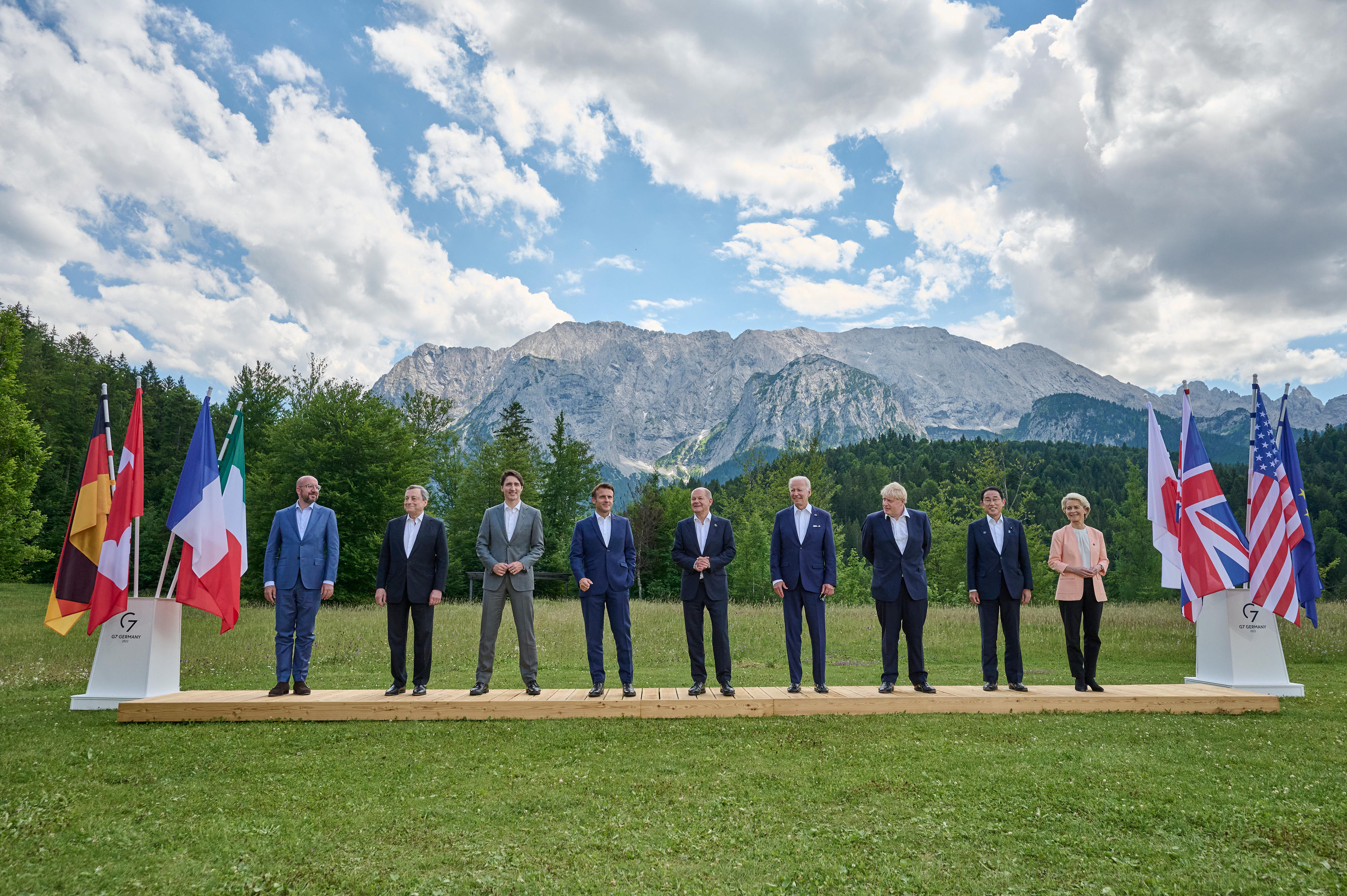 Gruppenfoto der Repräsentantinnen und Repräsentanten der G7: Charles Michel (Präsident Europäischer Rat), Mario Draghi (Ministerpräsident Italien), Justin Trudeau (Premierminister Kanada), Emmanuel Macron (Präsident Frankreich), Bundeskanzler Olaf Scholz, Joe Biden (Präsident USA), Boris Johnson (Premierminister Großbritannien), Fumio Kishida (Ministerpräsident Japan) und Ursula von der Leyen (Präsidentin EU-Kommission).