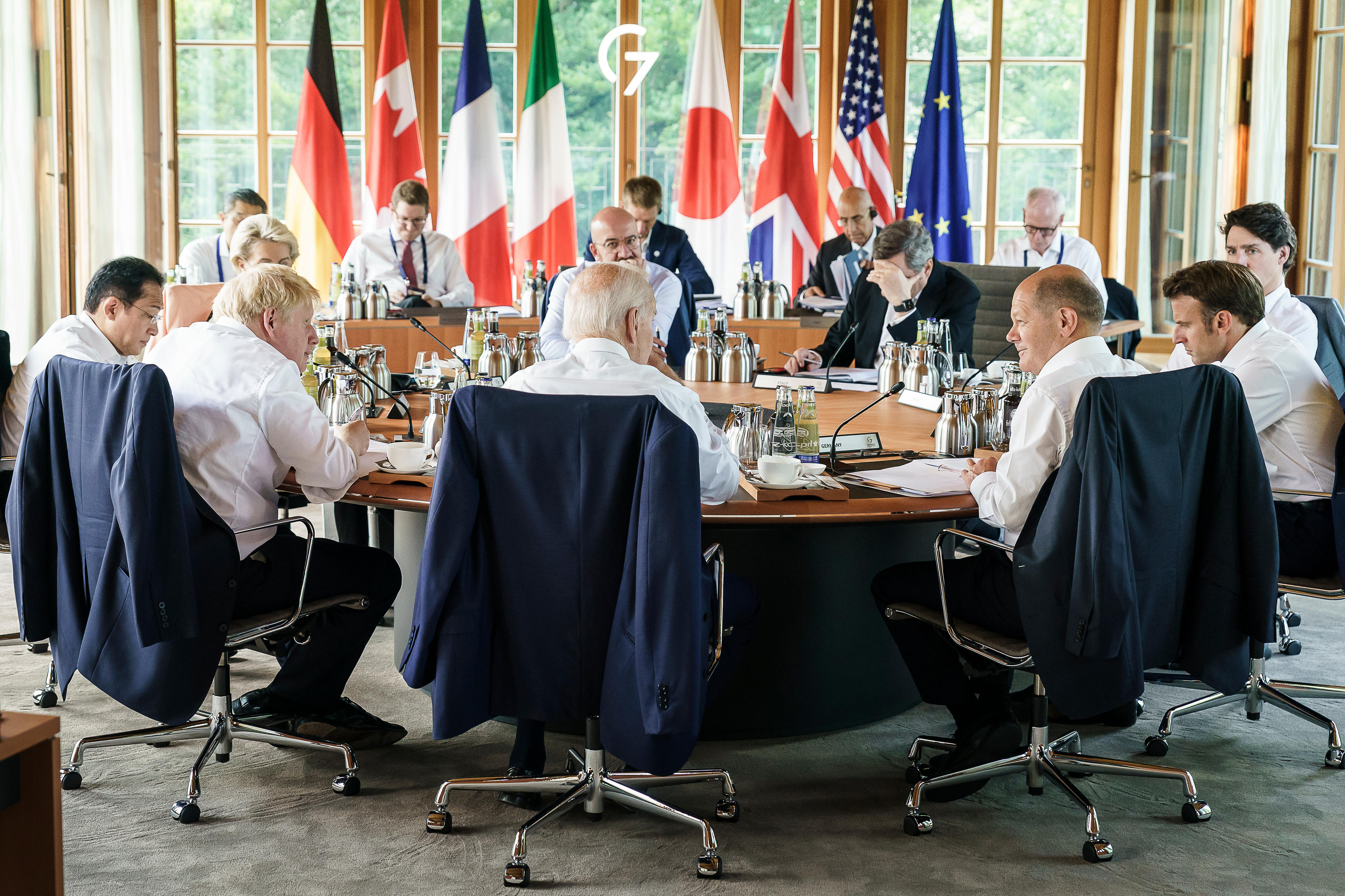 Joe Biden (Präsident USA), Boris Johnson (Premierminister Großbritannien), Fumio Kishida (Ministerpräsident Japan), Ursula von der Leyen (Präsidentin EU-Kommission), Charles Michel (Präsident Europäischer Rat), Mario Draghi (Ministerpräsident Italien), Justin Trudeau (Premierminister Kanada), Emmanuel Macron (Präsident Frankreich) und Bundeskanzler Olaf Scholz zu Beginn der Zweiten Arbeitssitzung.