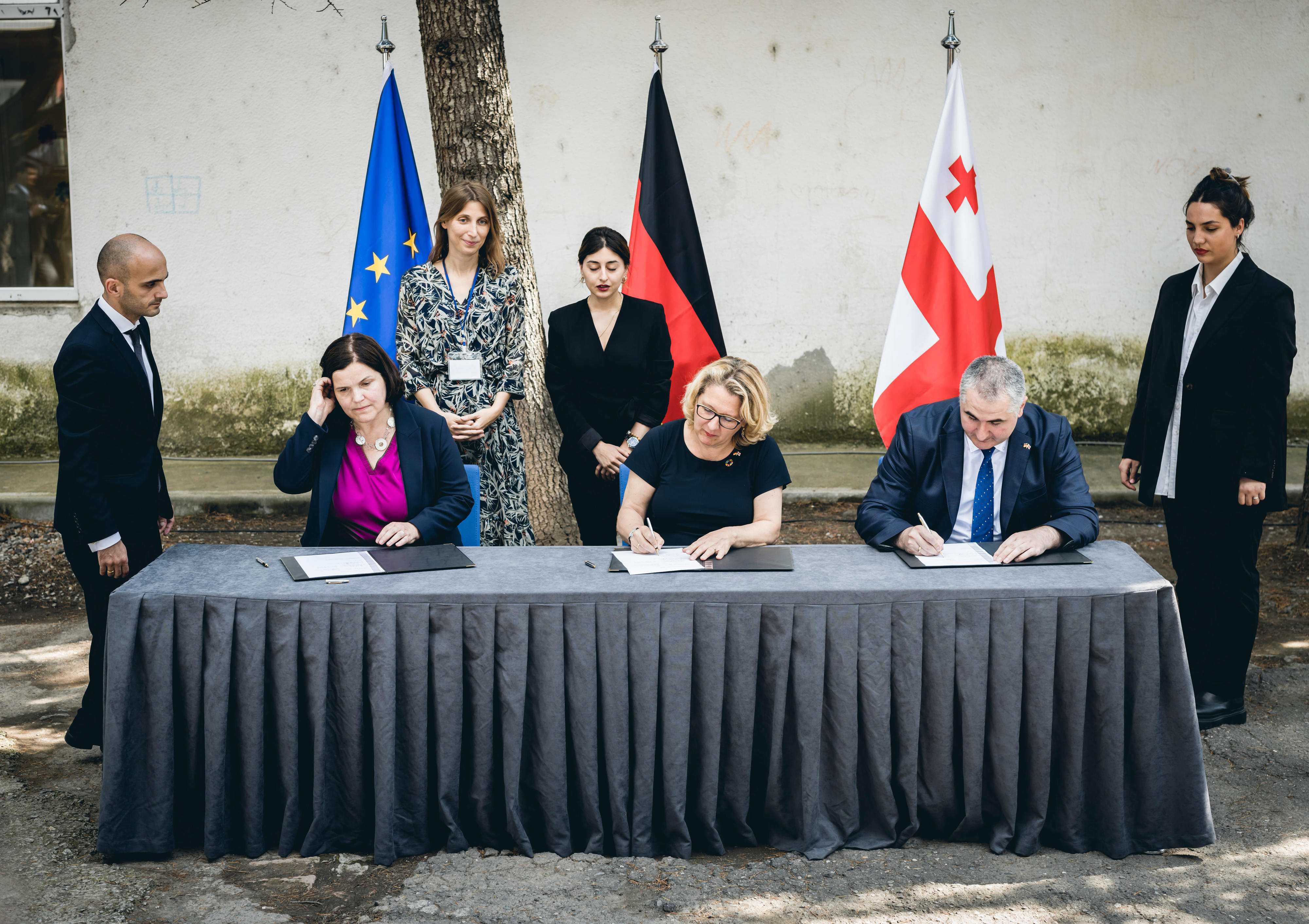 Von links: Birgit Holderied-Kress, KfW-Regionaldirektorin, Bundesentwicklungsministerin Svenja Schulze und der Finanzminister von Georgien, Lasha Khutsishvili bei Unterzeichnungszeremonie für die Partnerschaft zur energieeffizienten Sanierung von Schulgebäuden im Rahmen des Besuchs einer öffentlichen Schule in Dzalisi, Georgien