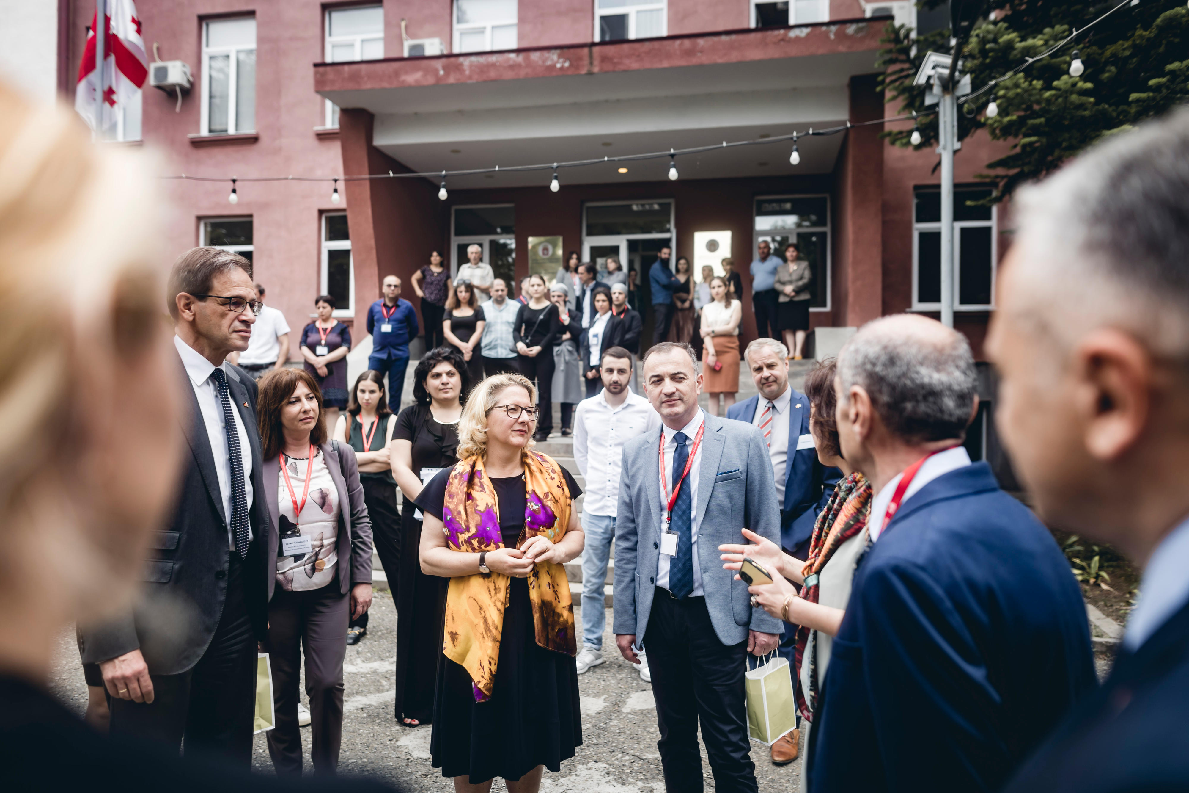 Bundesentwicklungsministerin Svenja Schulze wird von Valerian Gobronidze, Vizebildungs- und -wissenschaftsminister von Georgien, an der Berufsschule Ilia Tsinamdgvrishvili in Saguramo, Georgien, begrüßt.