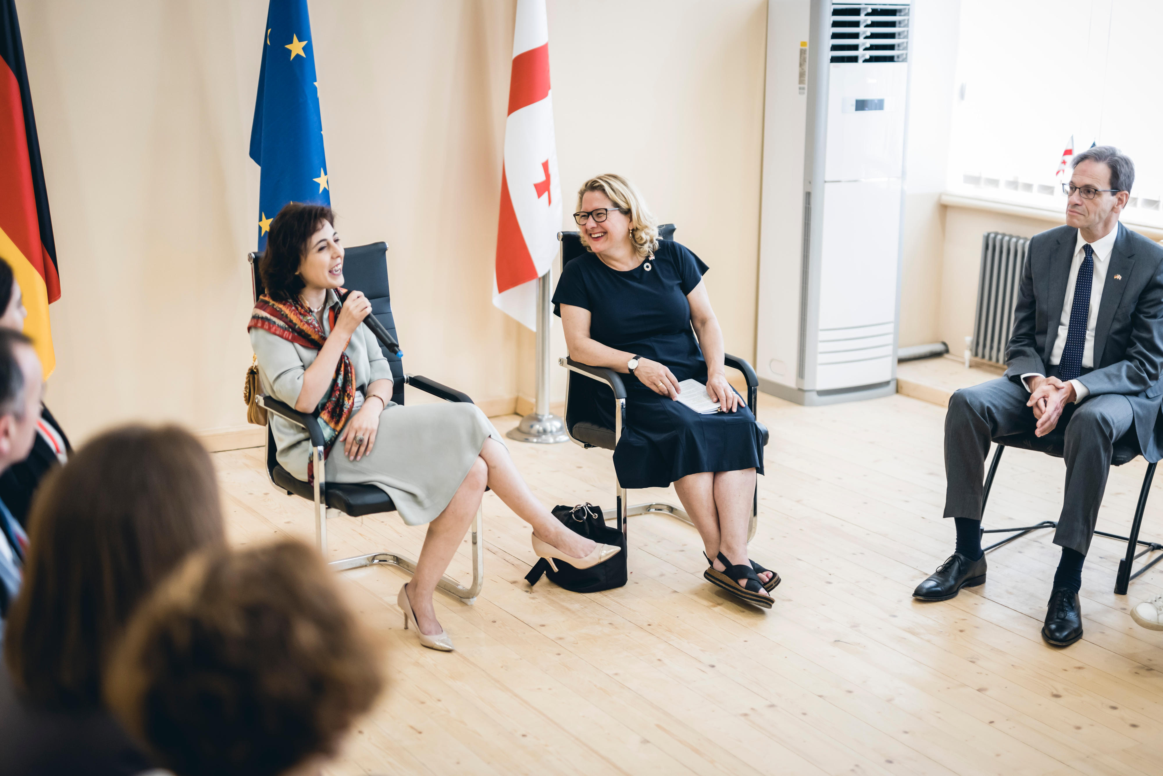 Bundesentwicklungsministerin Svenja Schulze im Gespräch mit Tamar Kitiashvili, Leiterin der Skills Agency und ehemalige Vizebildungsministerin, während des Besuchs der Berufsschule Ilia Tsinamdgvrishvili in Saguramo, Georgien