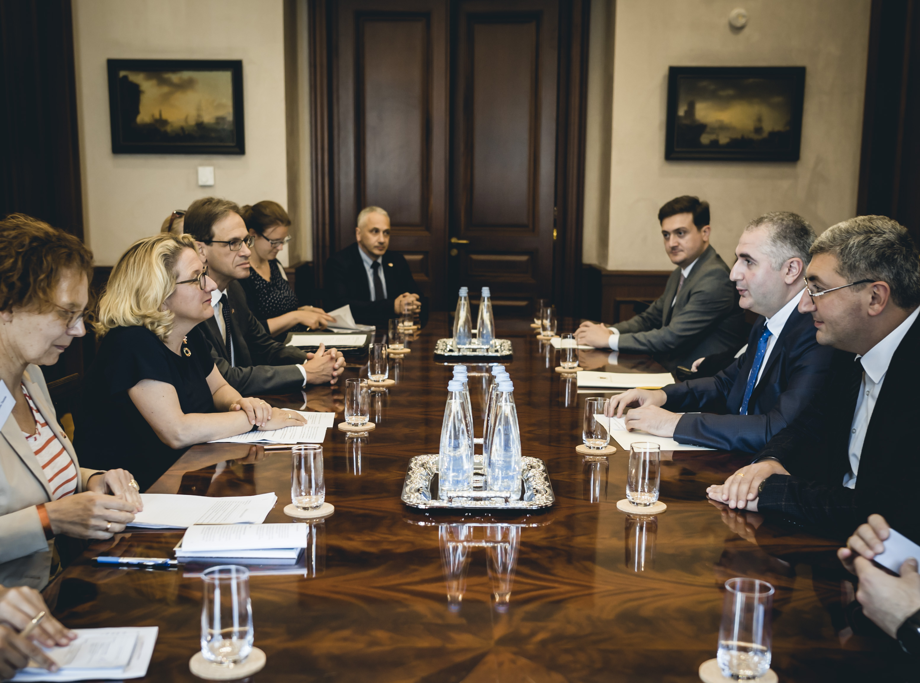 Bundesentwicklungsministerin Svenja Schulze im Gespräch mit dem georgischen Finanzminister Lasha Khutsishvili
