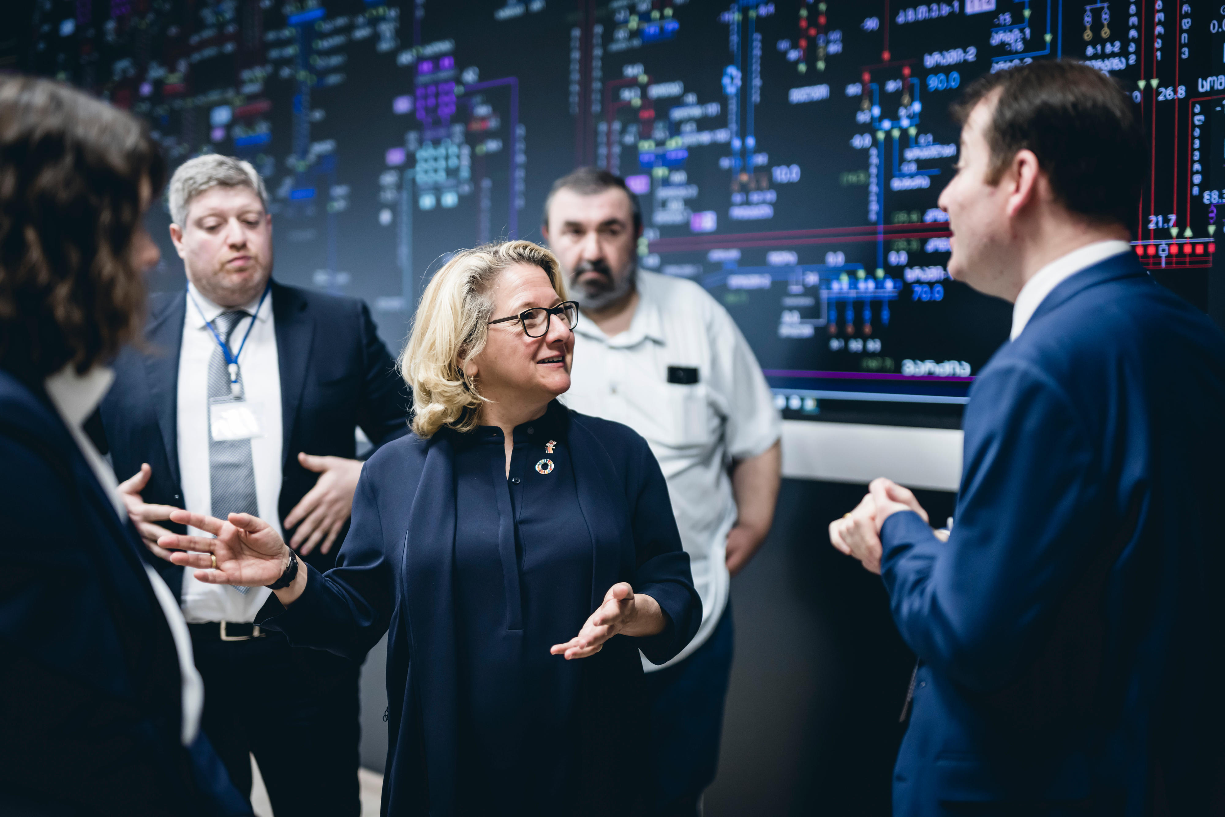 Bundesentwicklungsministerin Svenja Schulze beim Besuch des Übertragungsnetzbetreibers "Georgian State Electrosystem"