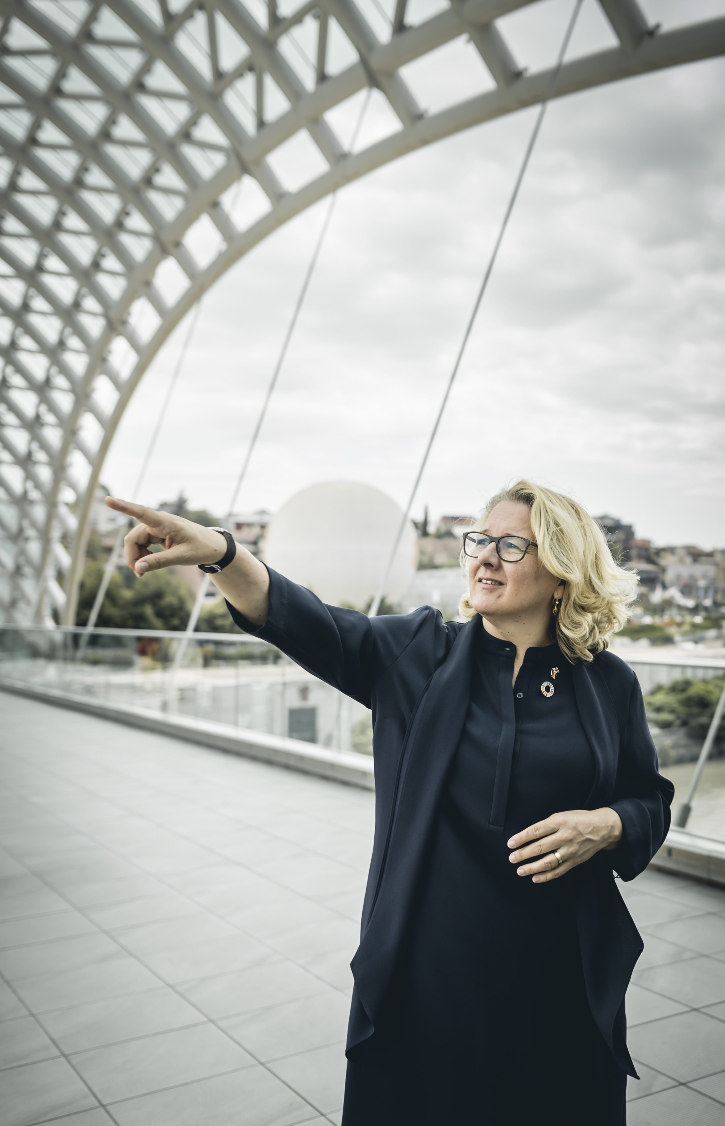Bundesentwicklungsministerin Svenja Schulze auf der Brücke des Friedens in Tiflis, Georgien