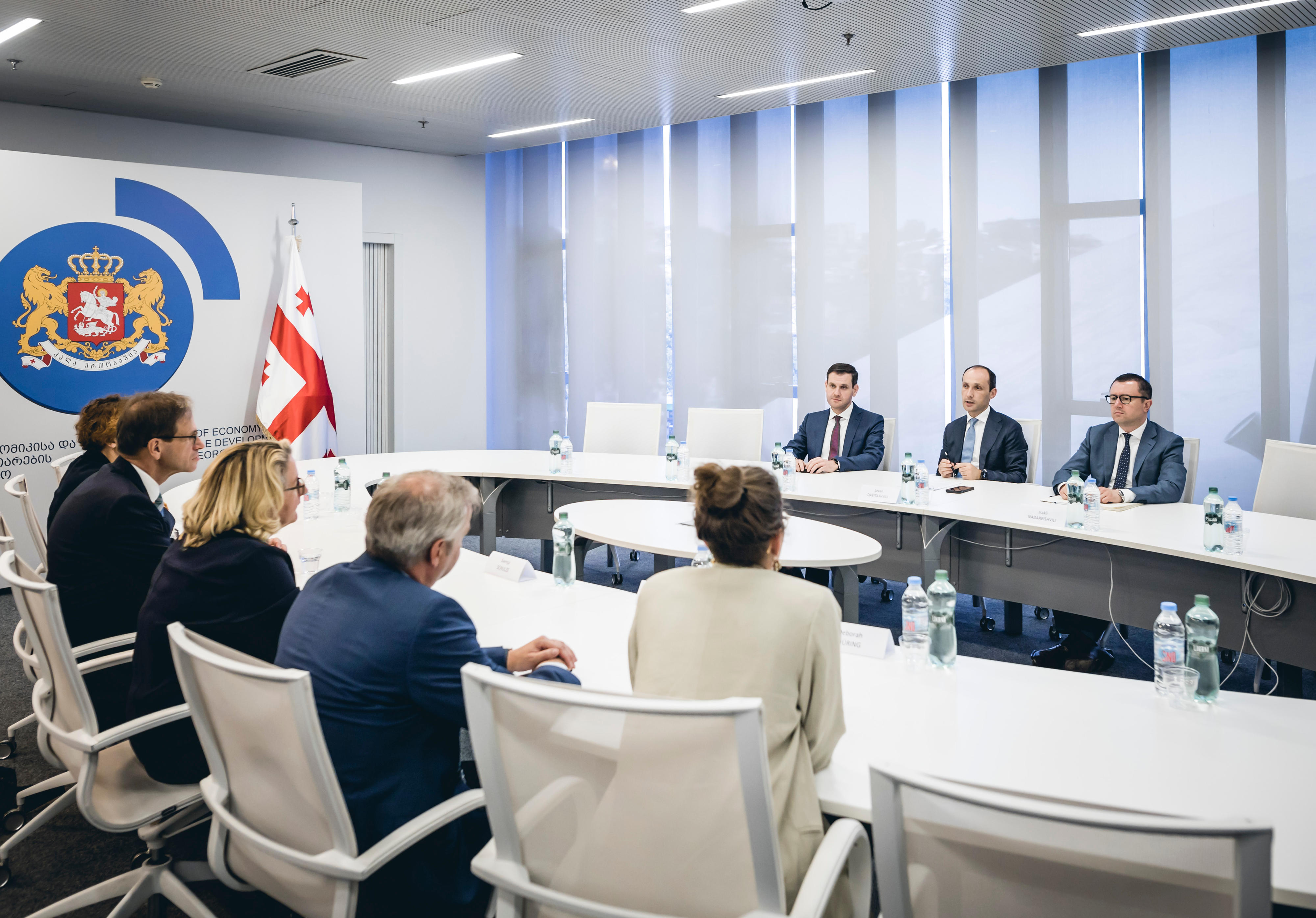 Bundesentwicklungsministerin Svenja Schulze trifft den Vizepremier- und Wirtschaftsminister von Georgien, Levan Davitashvili, in Tiflis.