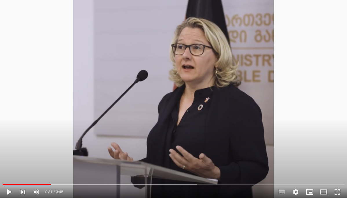 Standbild aus dem Video einer Pressekonferenz von Entwicklungsministerin Svenja Schulze in Georgien