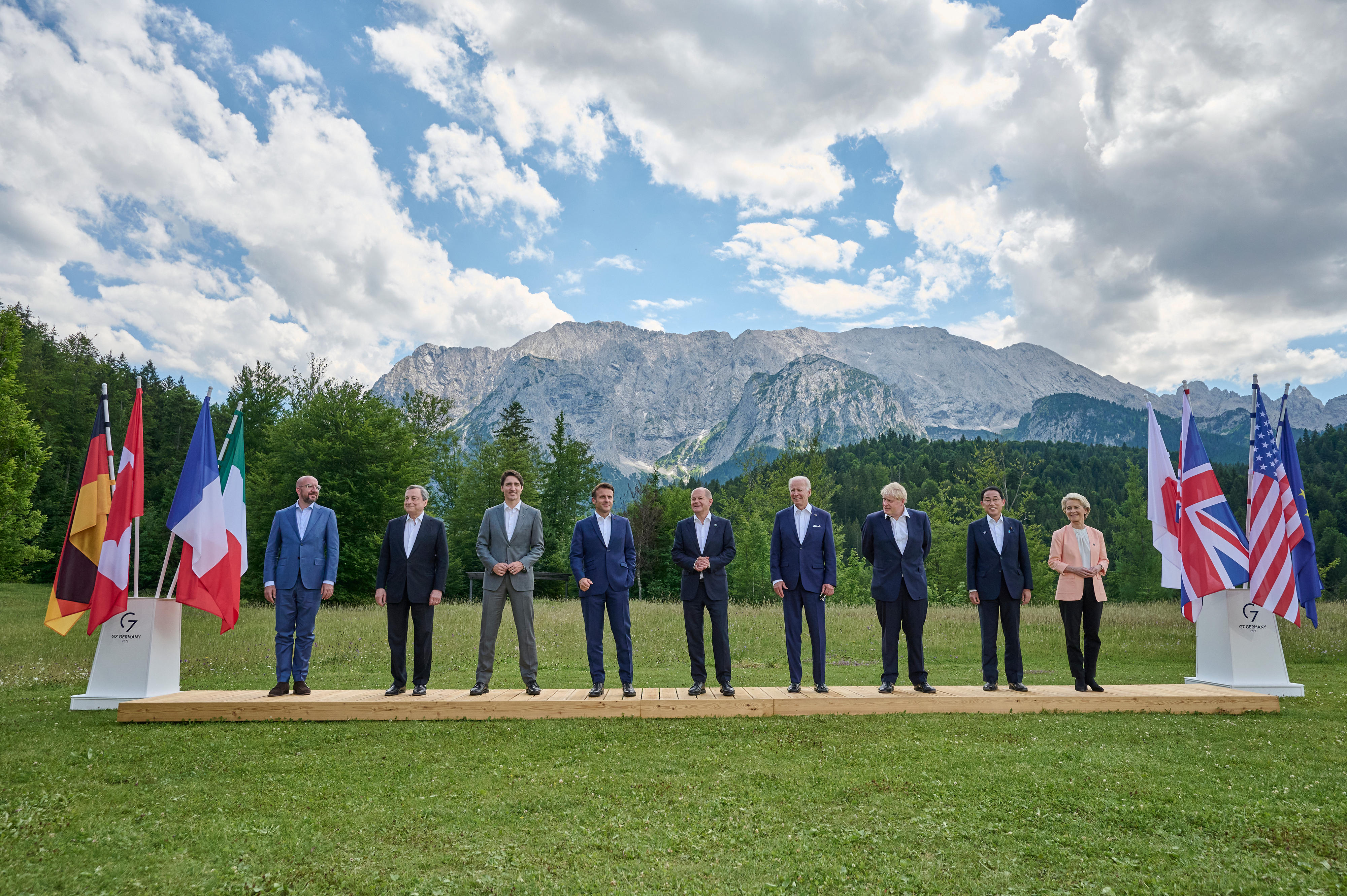 Group photo of the G7: Charles Michel (President of the European Council), Mario Draghi (Prime Minister of Italy), Justin Trudeau (Prime Minister of Canada), Emmanuel Macron (President of France), German Chancellor Olaf Scholz, Joe Biden (President of the USA), Boris Johnson (Prime Minister of Great Britain), Fumio Kishida (Prime Minister of Japan) and Ursula von der Leyen (President of the EU Commission).