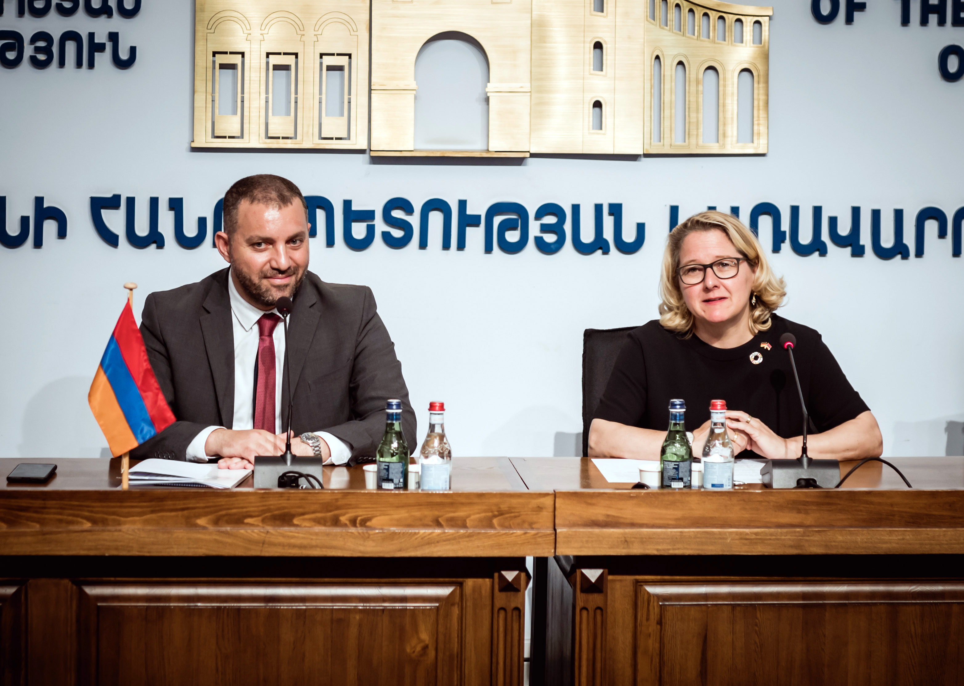 Der armenische Wirtschaftsminister Vahan Kerobyan und Bundesentwicklungsministerin Svenja Schulze bei einer Pressekonferenz in Eriwan, Armenien