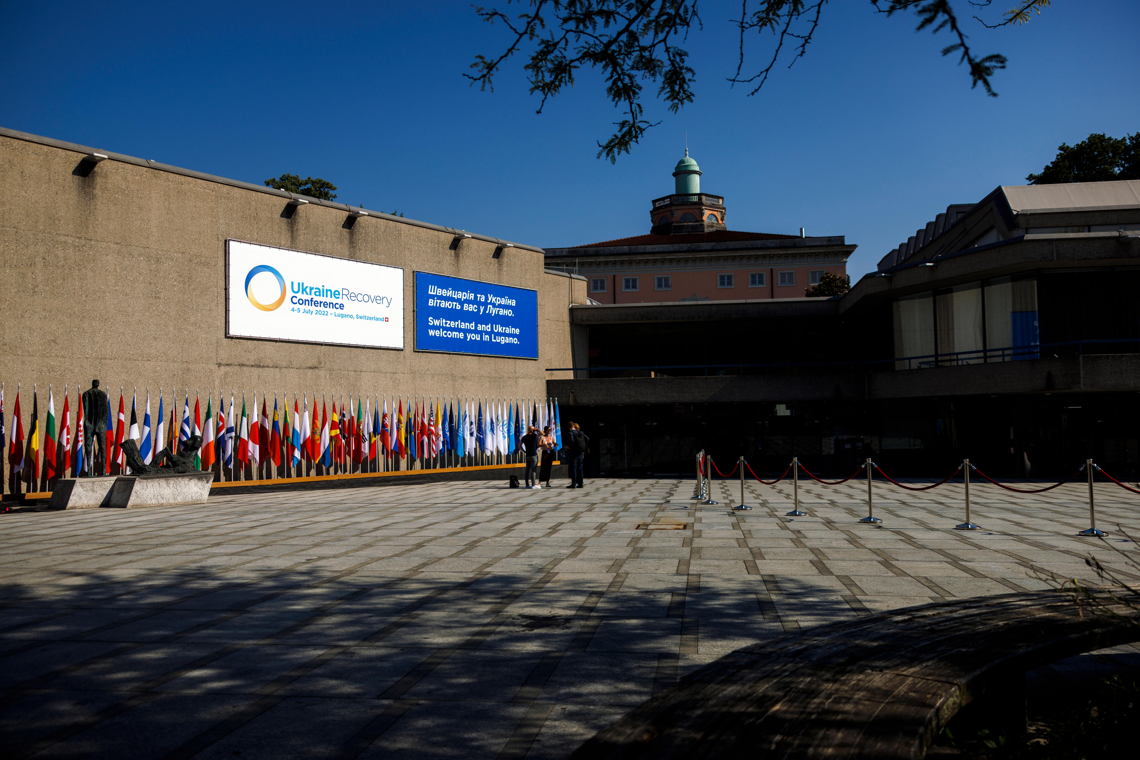 Der Eingang des Palazzo dei Congressi in Lugano, in dem die Ukraine Recovery Conference (URC) stattfindet