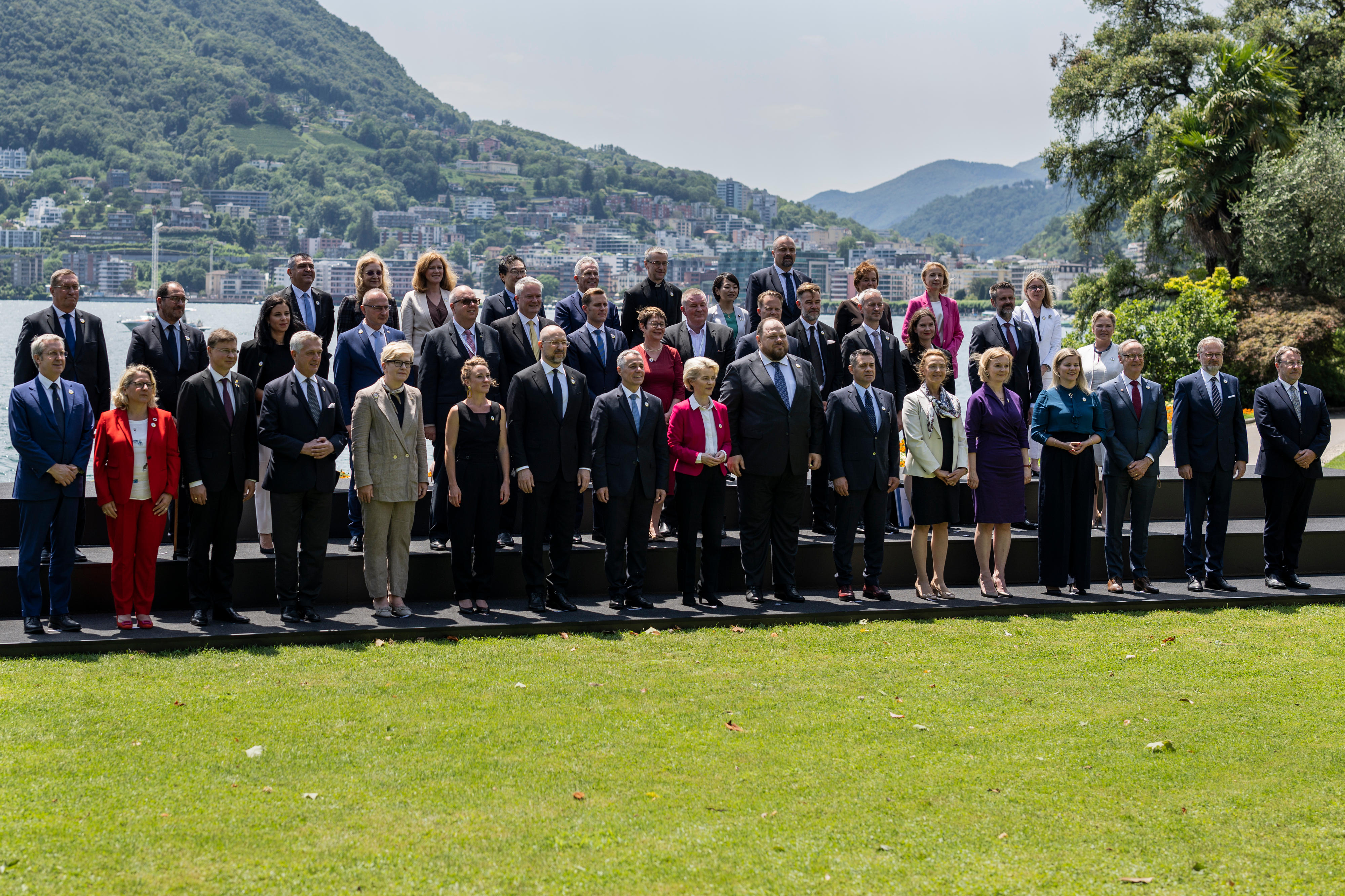 Traditionelles "Familienfoto" der Delegationsleitungen während der Ukraine Recovery Conference (URC) am Montag, 4. Juli 2022, in Lugano, Schweiz