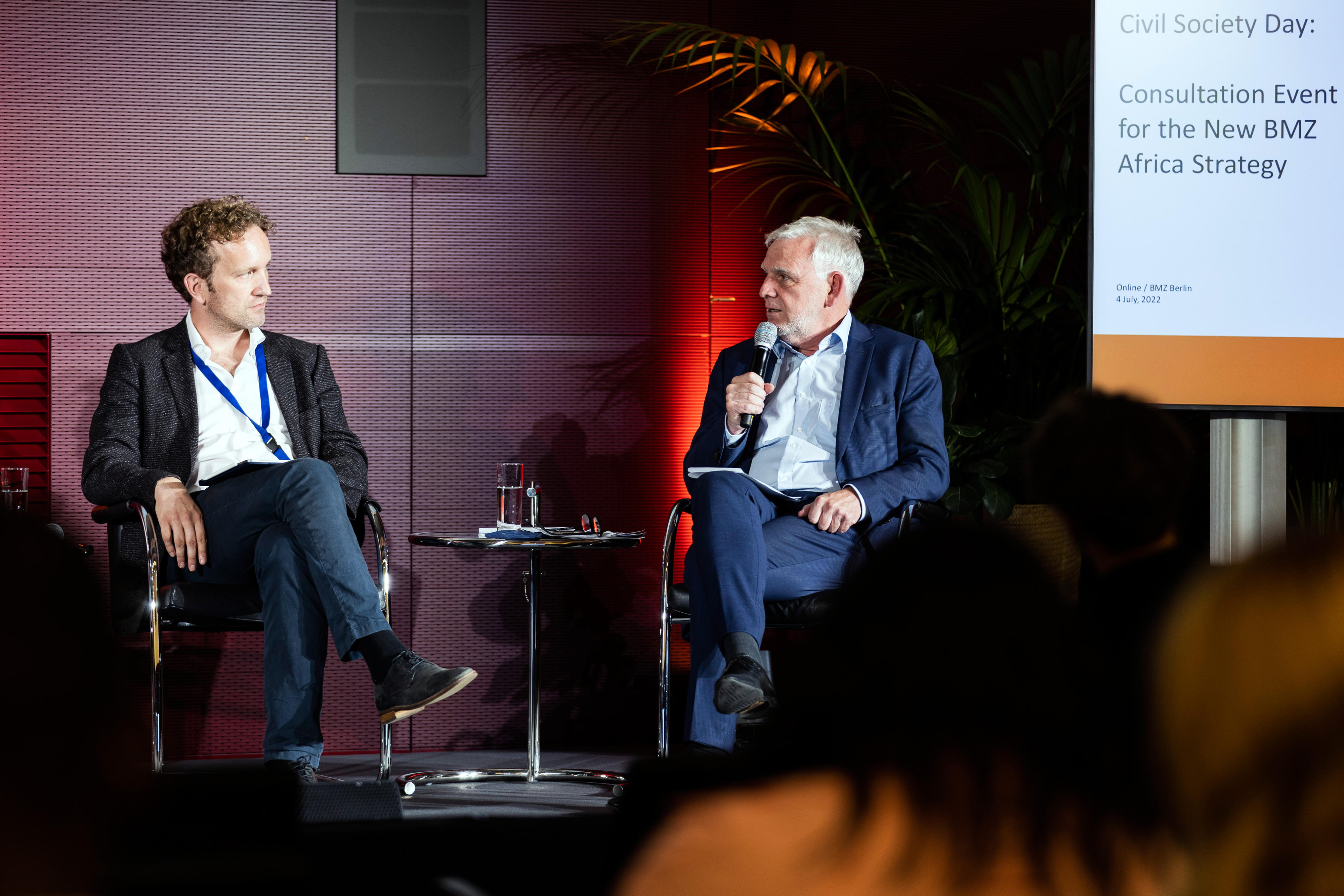 Staatssekretär Jochen Flasbarth (rechts) beim BMZ-Zivilgesellschaftstag in Berlin