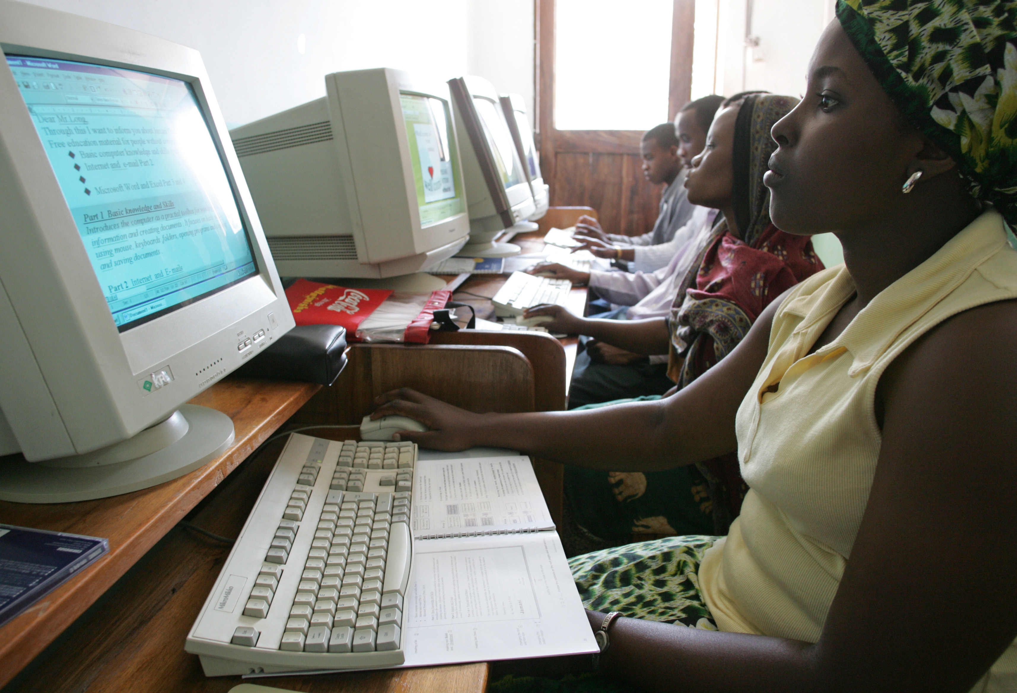 Girls learn how to use computers at a youth centre in Tanga (Tanzania).