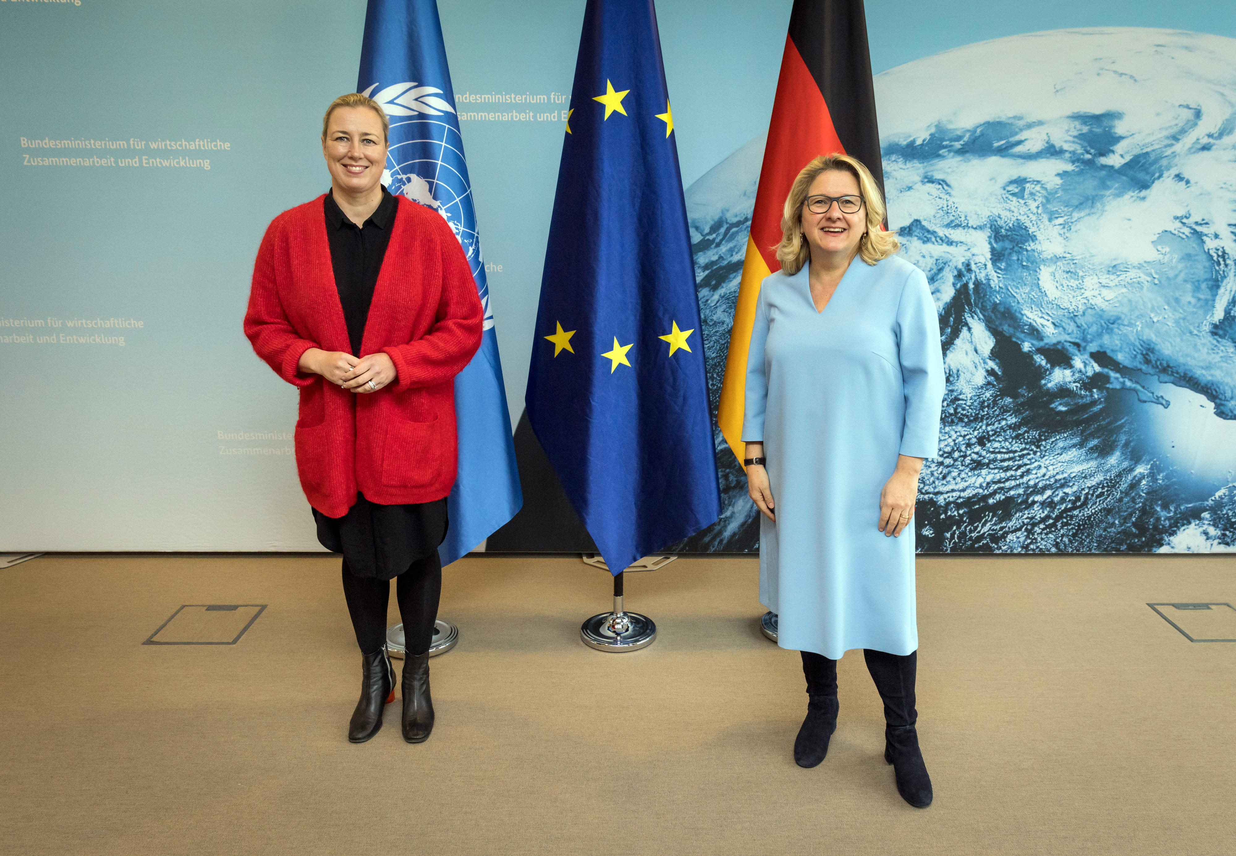 Bundesministerin Svenja Schulze mit Jutta Urpilainen, EU-Kommissarin für internationale Partnerschaften im Januar 2022 in Berlin