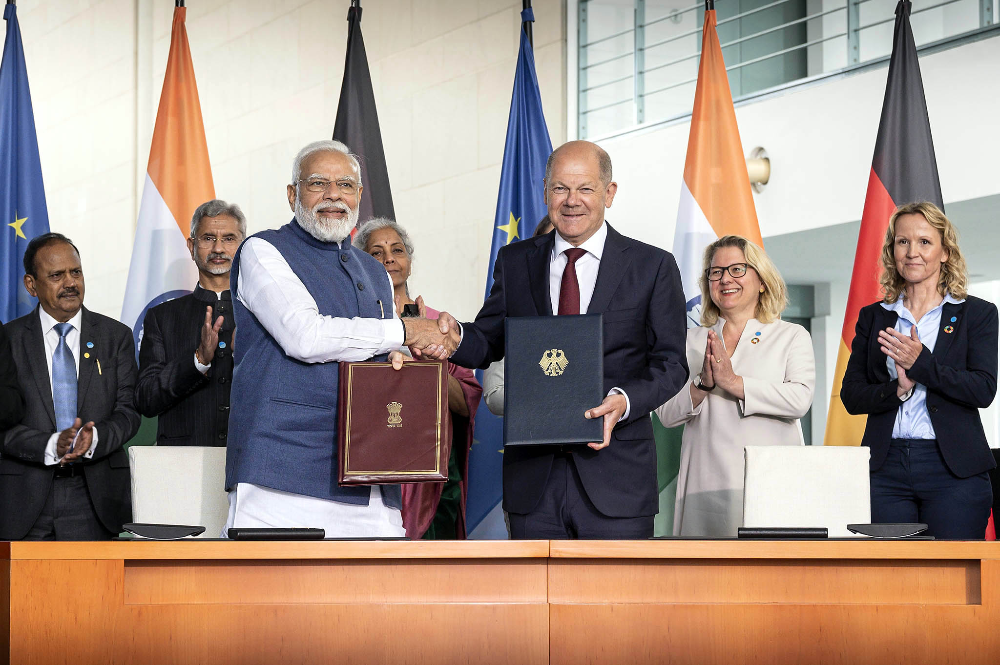 Indiens Premierminister Narendra Modi und Bundeskanzler Olaf Scholz am 2. Mai 2022 nach der Unterzeichnung der gemeinsamen Absichtserklärung zwischen der Bundesrepublik Deutschland und der Republik Indien über die Partnerschaft für grüne und nachhaltige Entwicklung