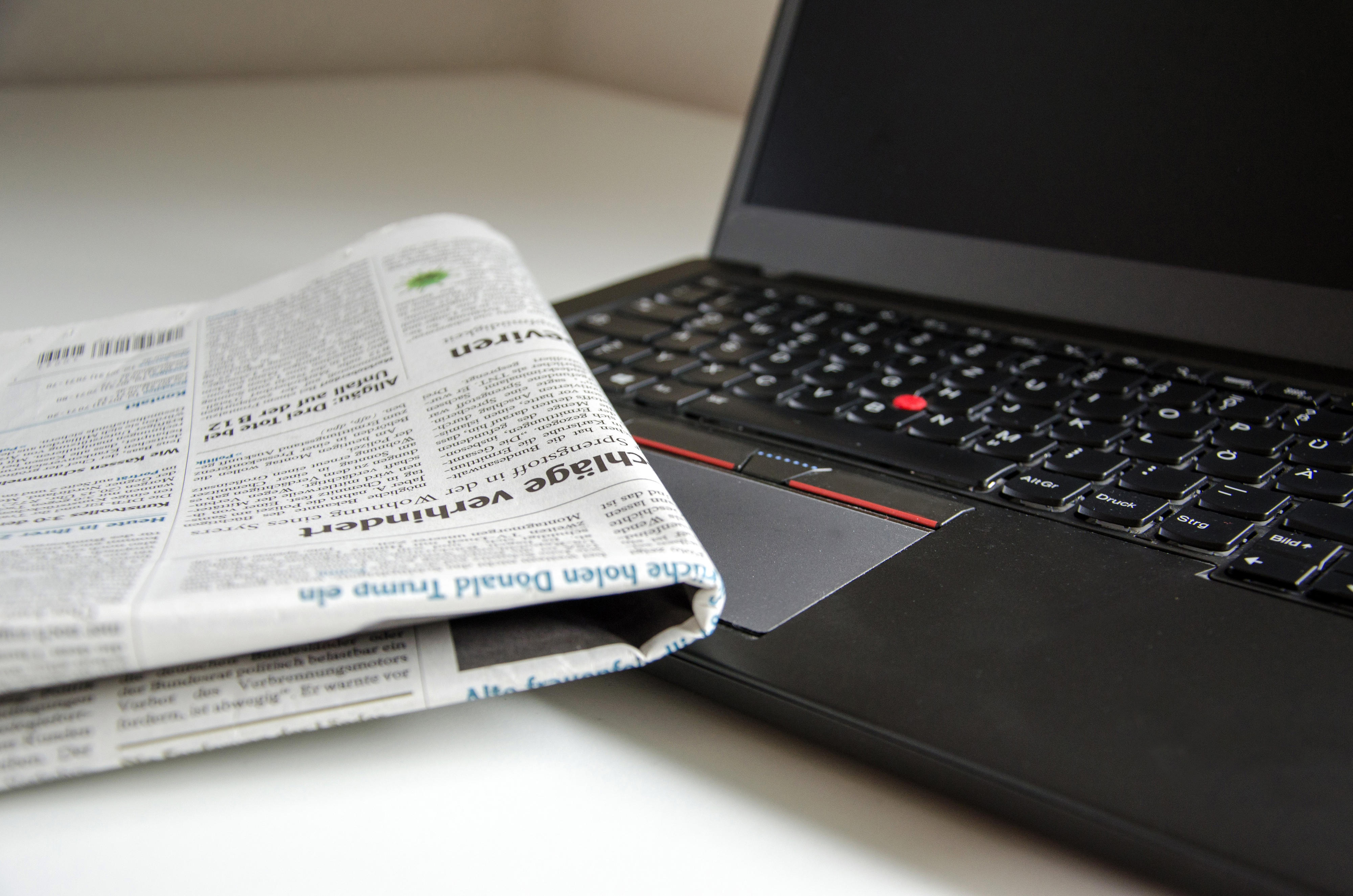 symbolbild pressestelle Zeitung und Laptop