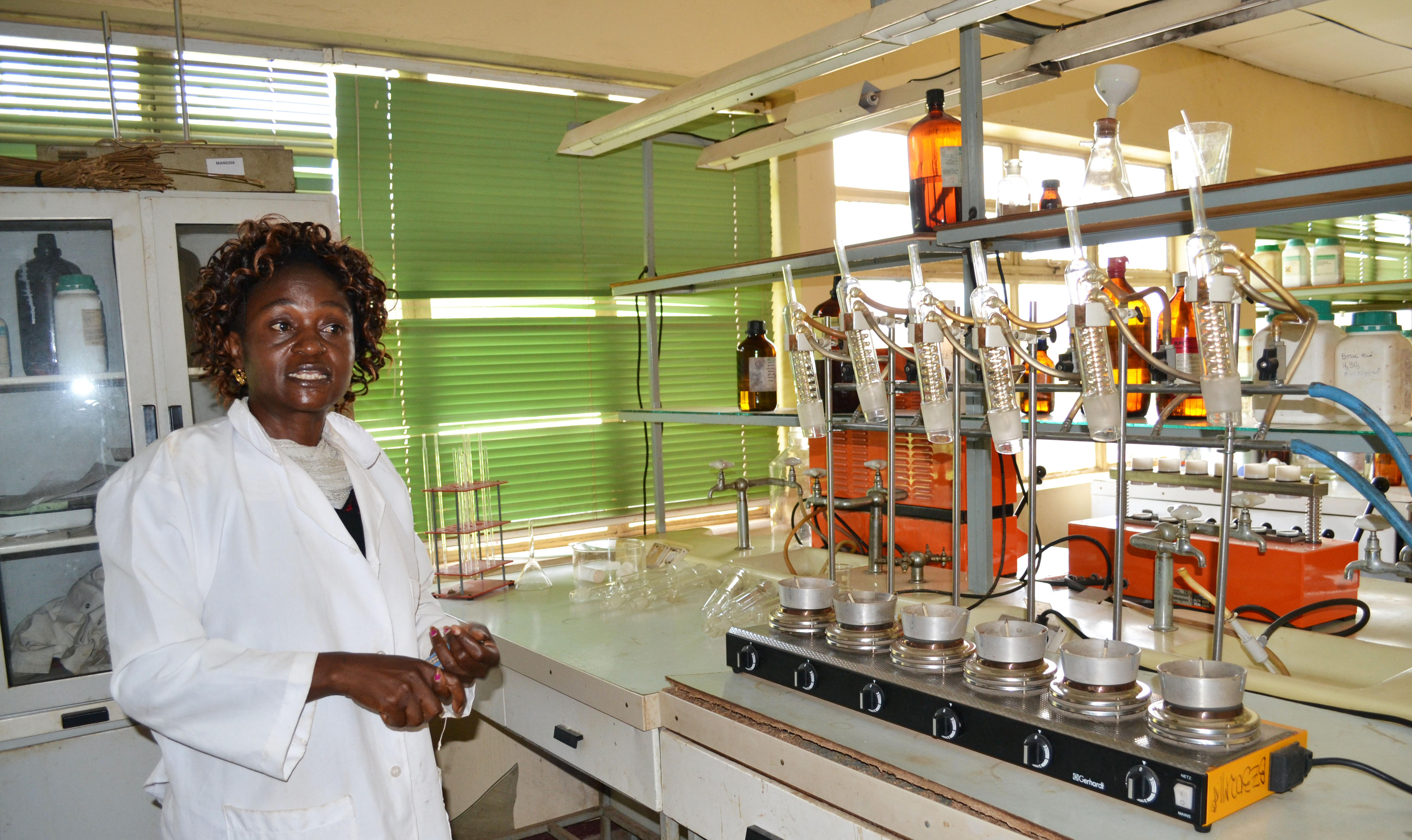 Im Forschungsinstitut IRAD in Kamerun prüft eine Laborantin die Zusammensetzung des Hühnerfutters.