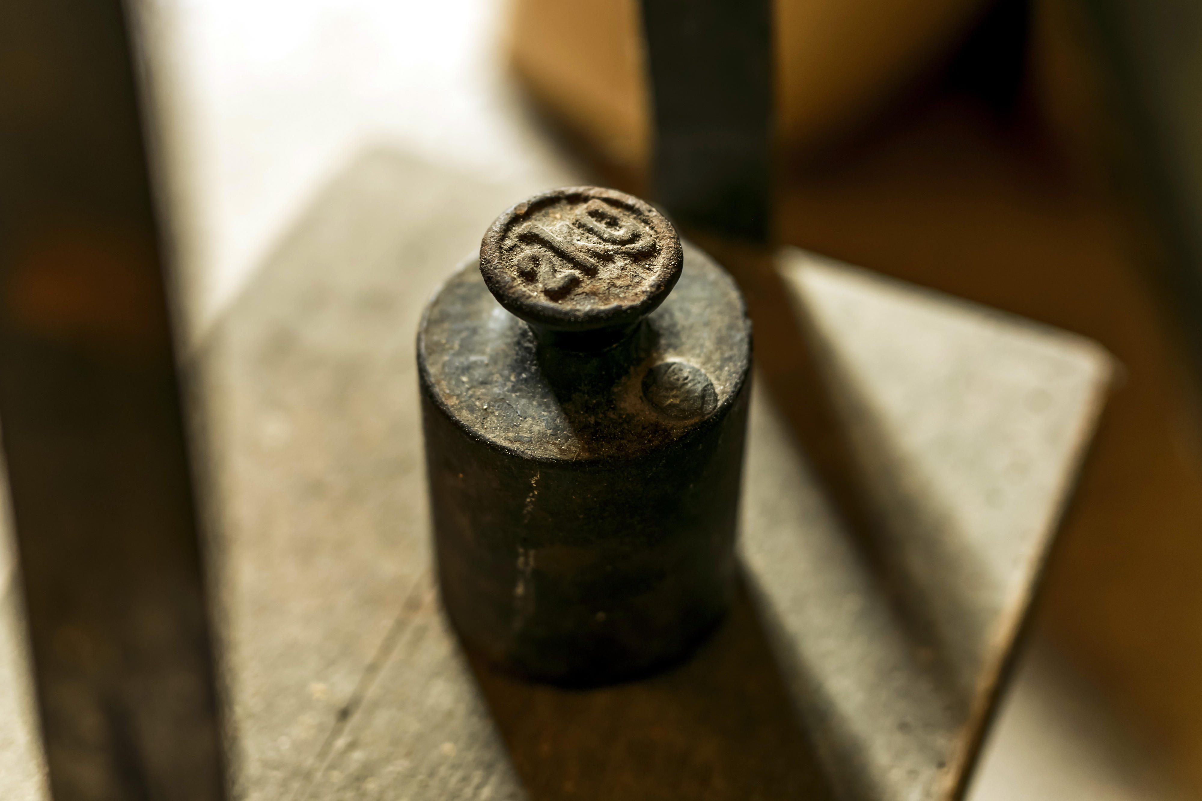 A historical scale weight with the inscription "2 kg" on it