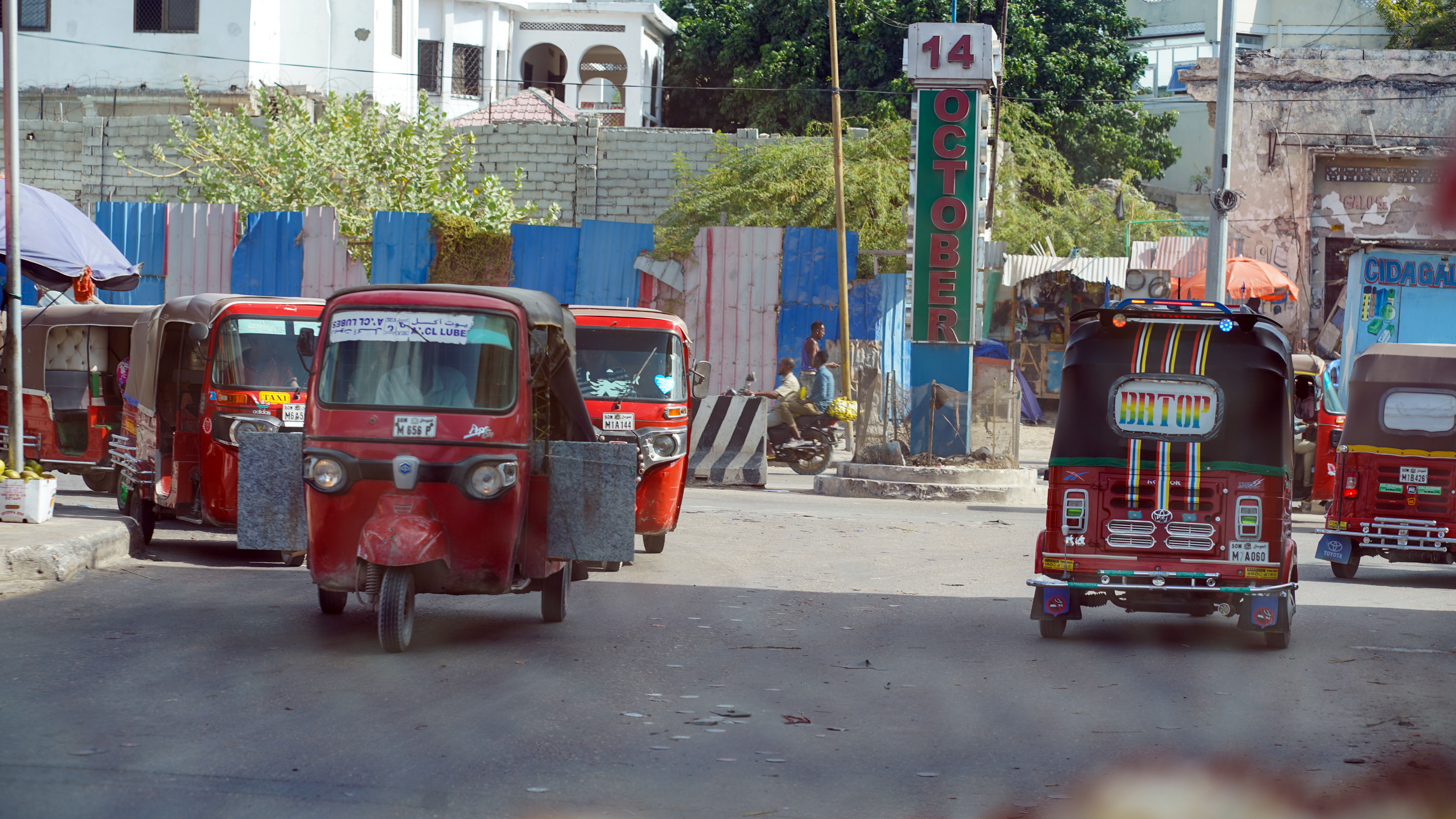 Bajajs, motorisierte Rikschas, im Straßenverkehr von Mogadischu, der Hauptstadt Somalias