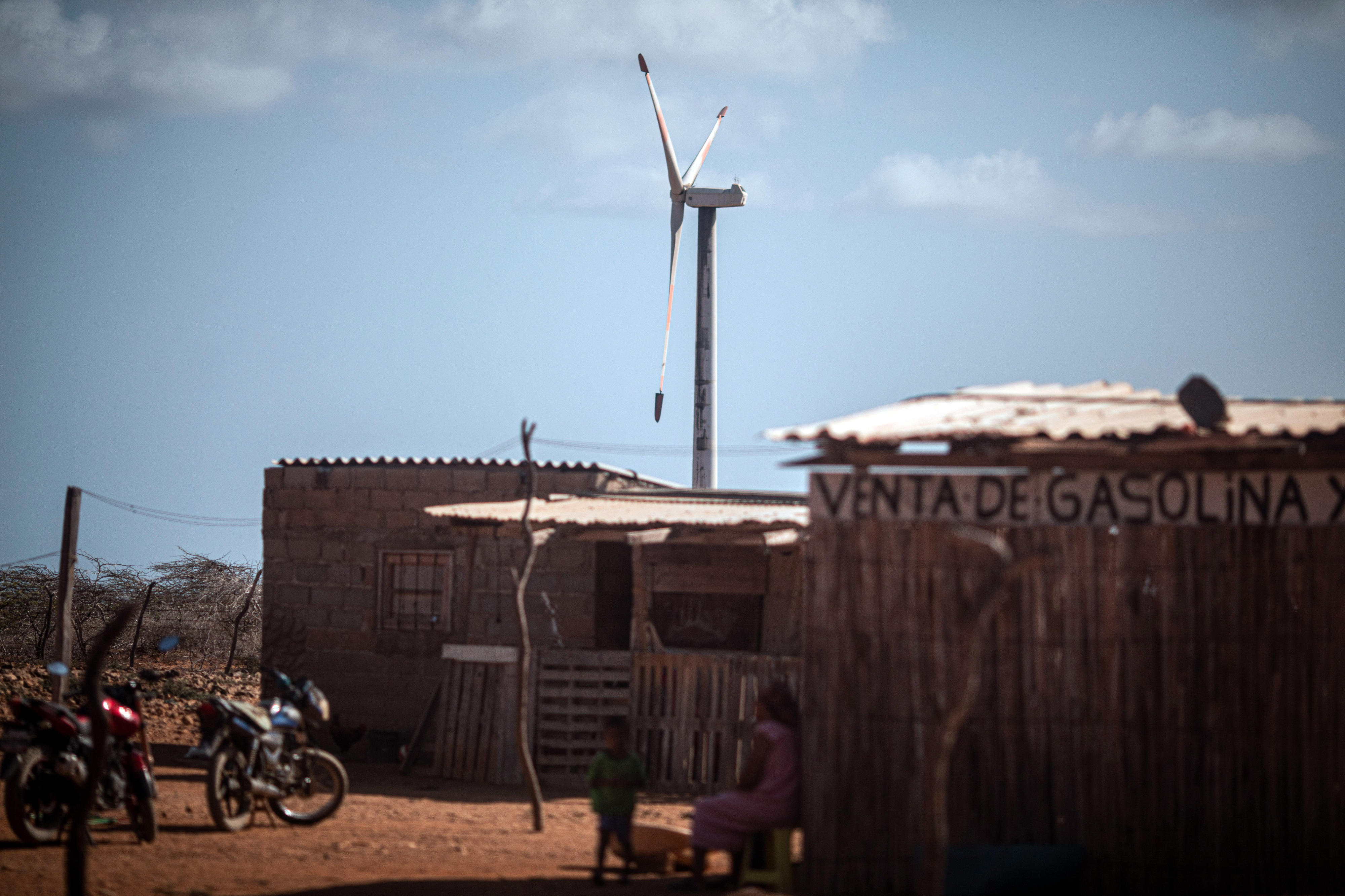 Windrad in der Wüste La Guajira im Norden von Kolumbien