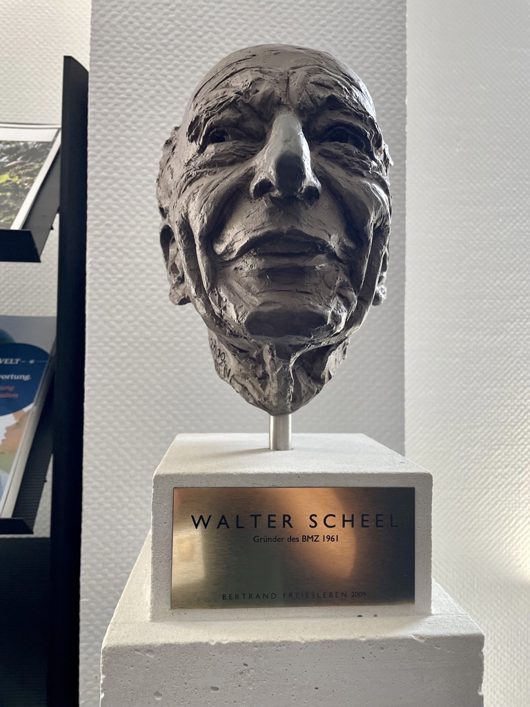 Plastik von Walter Scheel, dem ersten Bundesminister für wirtschaftliche Zusammenarbeit (1961 bis 1966)