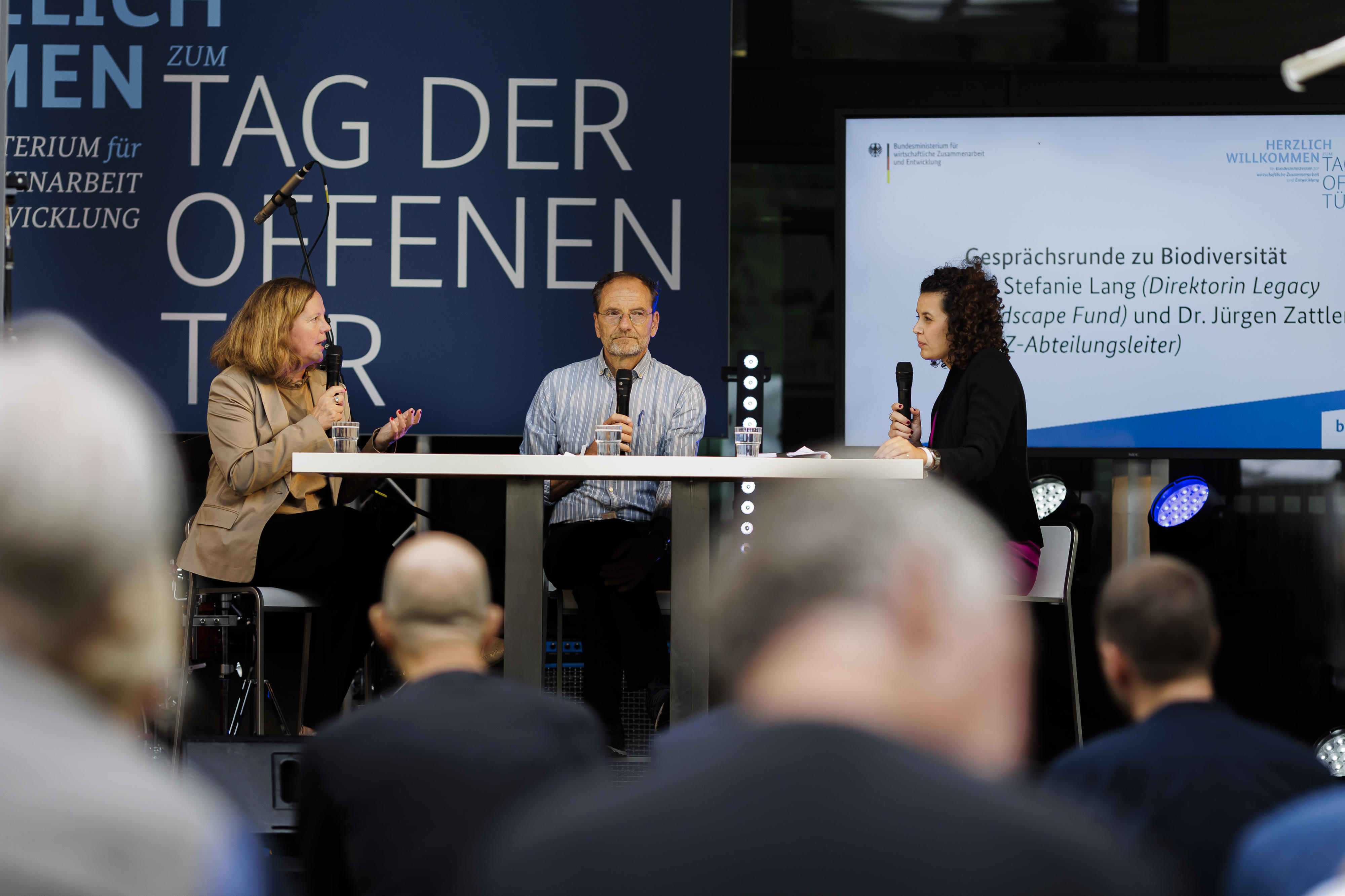 BMZ-Abteilungsleiter Dr. Jürgen Zattler diskutiert mit Stefanie Lange, Direktorin des Legacy Landscape Fund zur Bedeutung der Biodiversität für das menschliche Leben und wie BMZ-geförderte Schutzgebiete im globalen Süden zum Erhalt der Artenvielfalt beitragen können. 