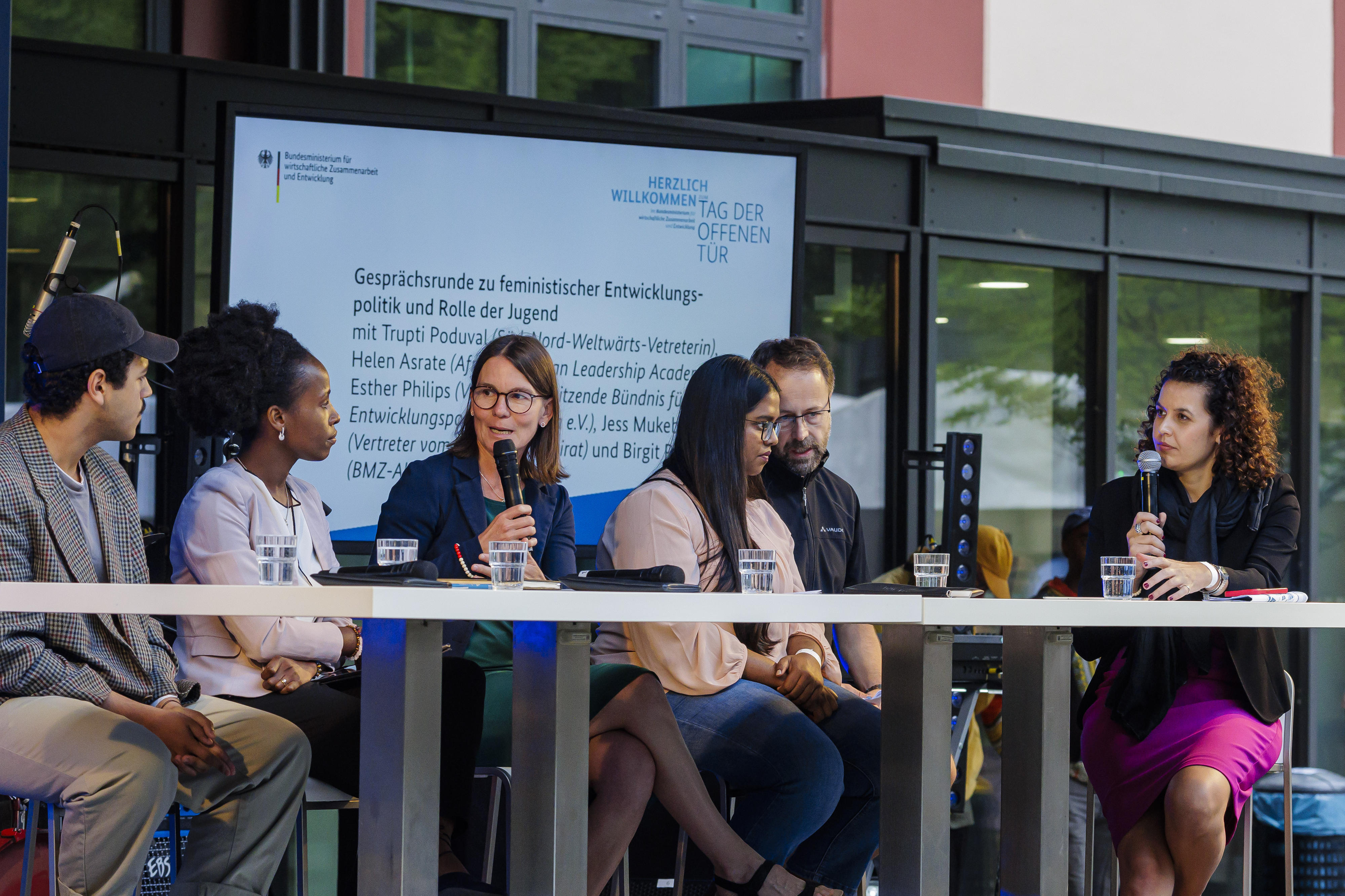 BMZ-Abteilungsleiterin Birgit Pickel im Gespräch mit Trupti Poduval (Süd-Nord-Weltwärts-Vetreterin), Esther Philips (Vorstandsvorsitzende Bündnis für Entwicklungspolitik mit Afrika e.V.) und Jess Mukeba (Vertreter des BMZ-Jugendbeirats).