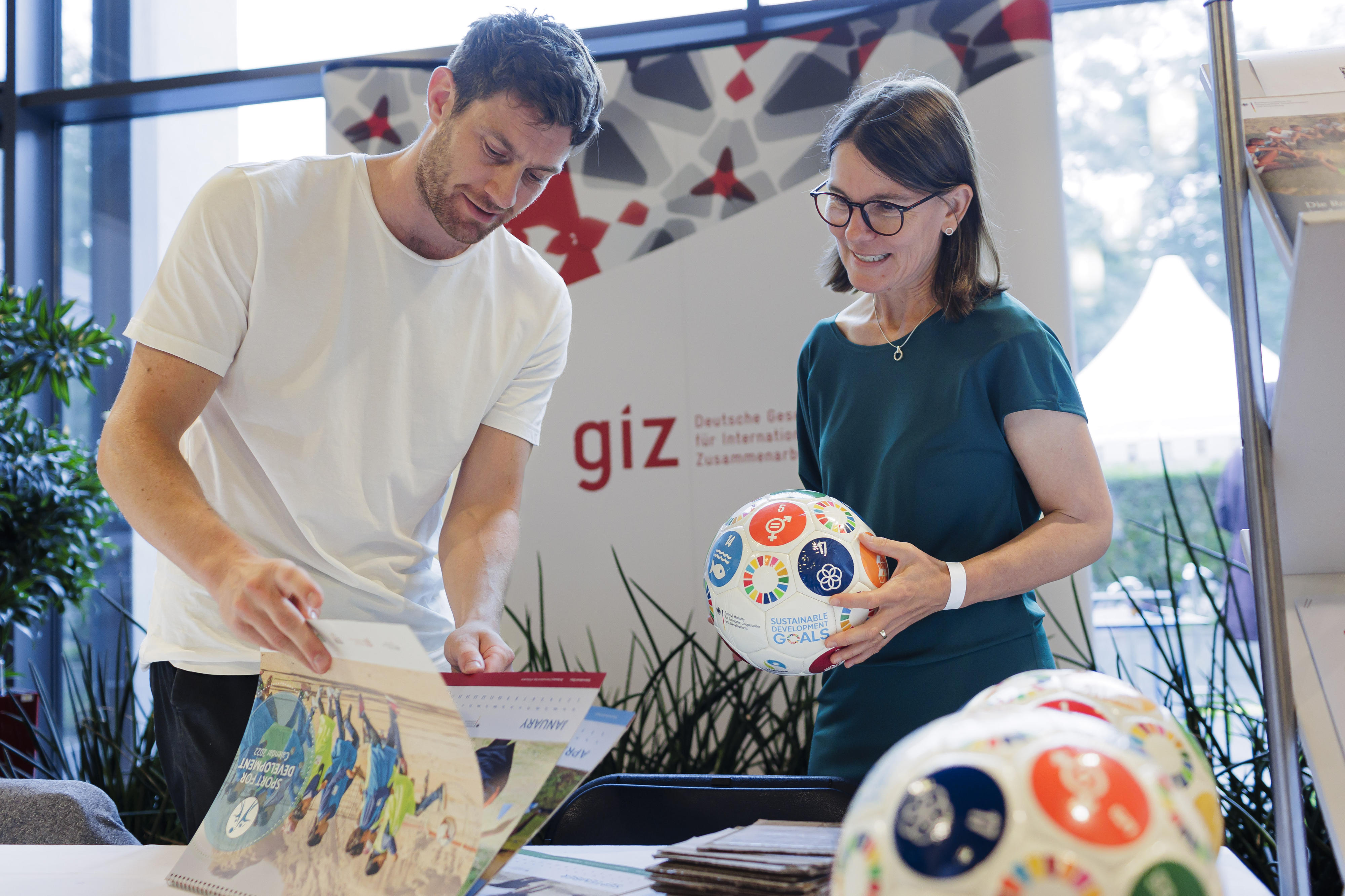 Zu Besuch bei den Partnerorganisationen des Bundesentwicklungsministeriums. BMZ-Abteilungsleiterin Birgit Pickel am GIZ-Stand zu Sport für Entwicklung.