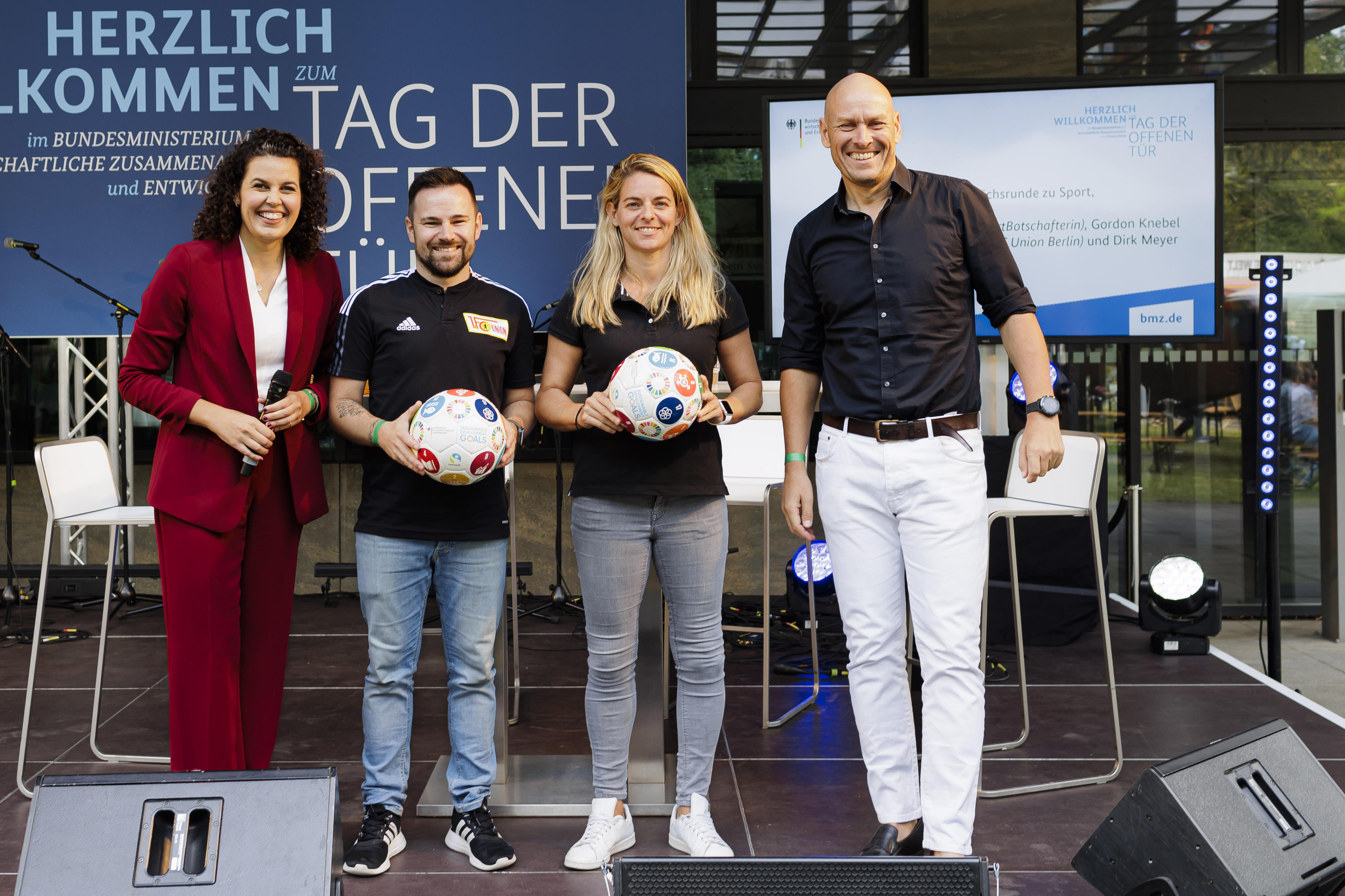 Das BMZ, Nia Künzer und der 1. FC Union Berlin setzen sich für die SDGs in Deutschland und Entwicklungs- und Schwellenländern ein – zum Beispiel mit nachhaltigen Trikots in den Fanshops, nachhaltigen Fußbällen und Förderung von Frauen und Mädchen durch Fußball und Sport.