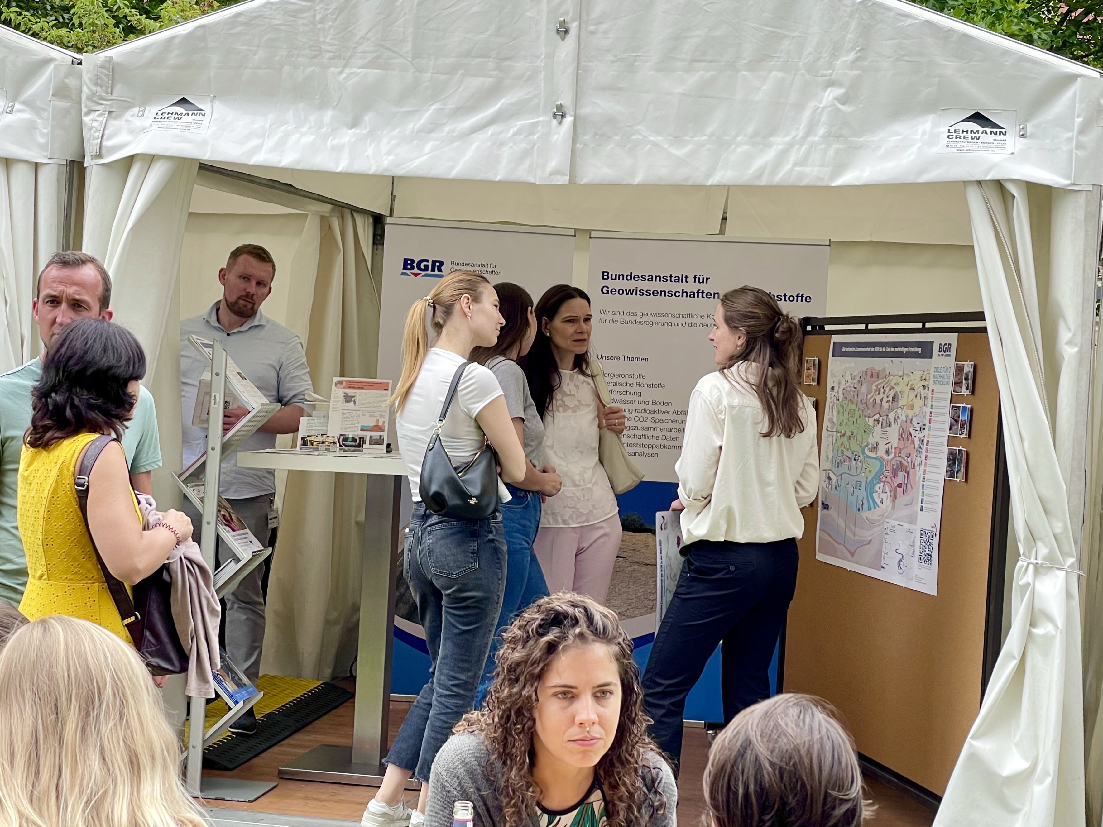 Zu Besuch im Bundesministerium für wirtschaftliche Zusammenarbeit und Entwicklung am Tag der offenen Tür der Bundesregierung in Berlin. Vor der Bühne und an den Zelten und Ständen der Partnerorganisationen informieren sich die Bürgerinnen und Bürger über entwicklungspolitische Themen.