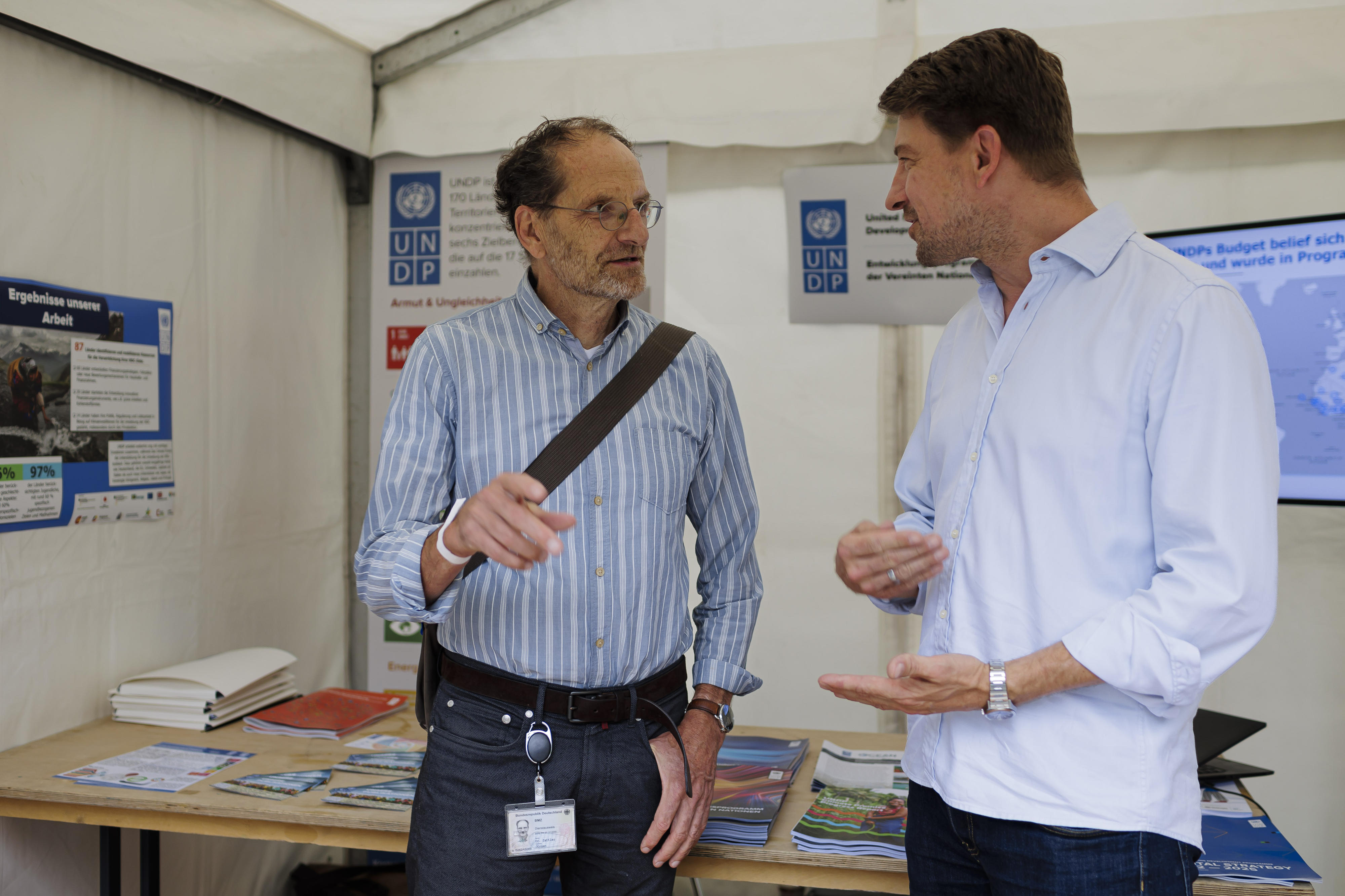 BMZ-Abteilungsleiter Dr. Jürgen Zattler besucht den Informationsstand des Entwicklungsprogramms der Vereinten Nationen (UNDP), mit dem das BMZ eng zusammenarbeitet.