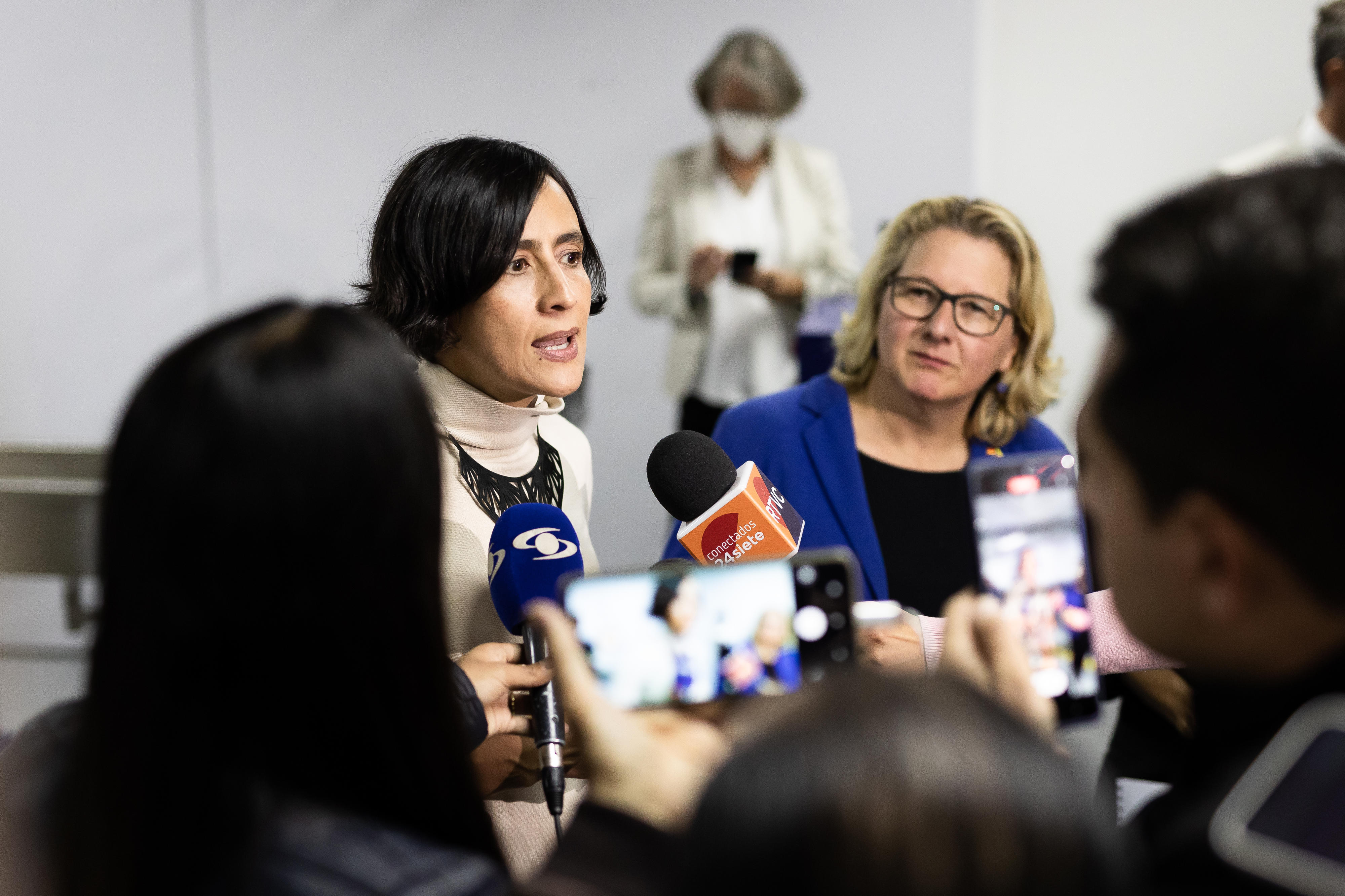 Die kolumbianische Umweltministerin Susana Muhamad und Entwicklungsminsterin Svenja Schulze im Gespräch mit Journalistinnen und Journalisten