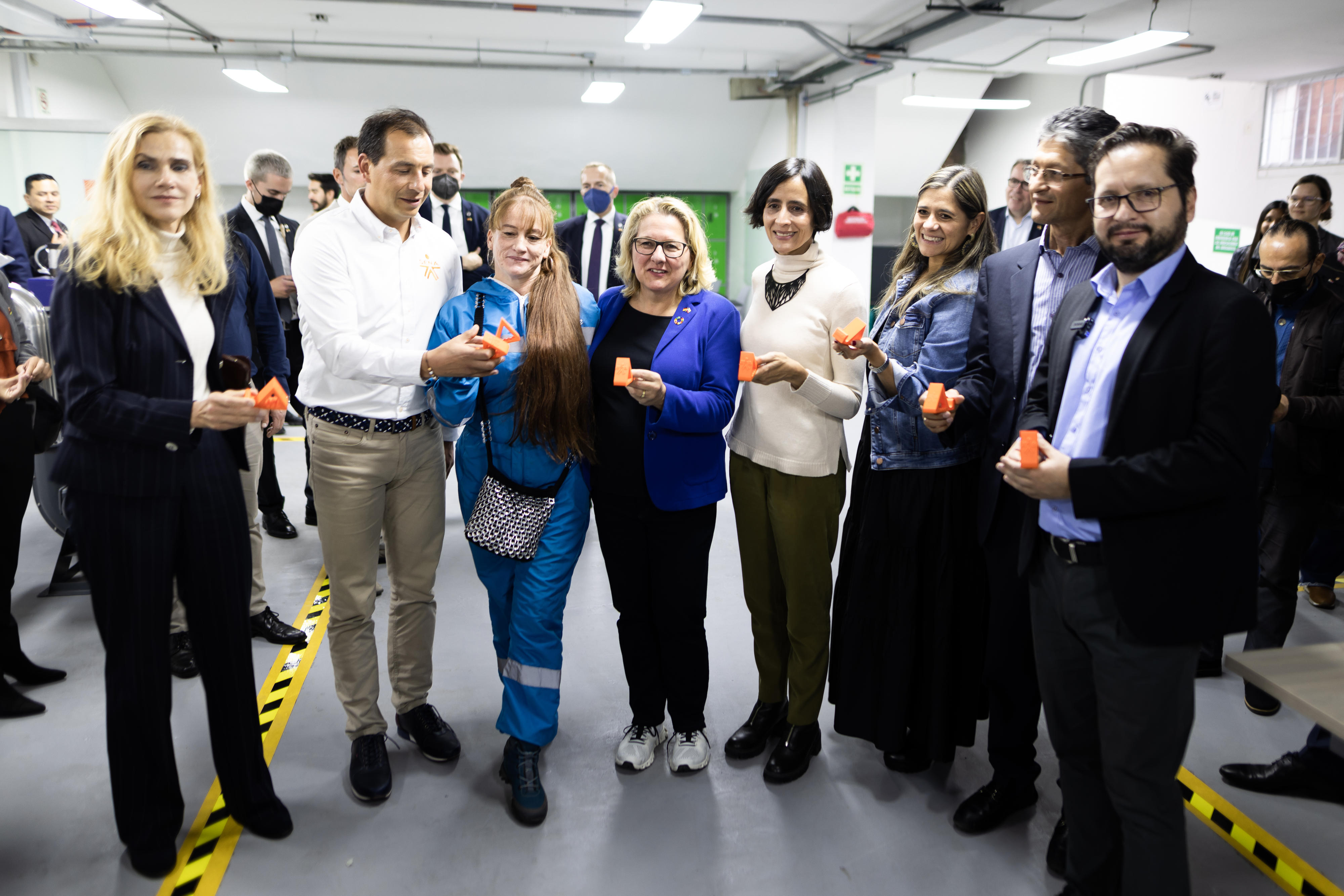 Die kolumbianische Umweltministerin Susana Muhamad und Bundesentwicklungsminsterin Svenja Schulze beim Besuch eines Ausbildungszentrums mit Kreislaufwirtschaftslabor in Bogotá